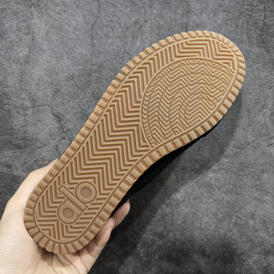 图片[9]-【Top版本】Alo yoga Sunset 舒适生活休闲鞋 原材料 版型完美 高品质 品牌故事Alo Yoga于2007年创立于洛杉矶，意在传播有意识的运动，同时激发人们的健康识与创造力。品牌的核心理念在于制作能够带来完美体验的瑜伽服饰与功能性单品，让有意识的运动融入并改变生活。Alo Yoga将其设计延伸到日常服饰概念，坚持不懈地捕捉当代时尚潮流，将品牌的运动美学理念、精致前卫的设计与舒适功能面料完美结合。与此同时，Alo Yoga的设计受到了时尚界人士与名人们的追捧，Talor Swift、Kendall Jenner等街拍照片中都曾出现品牌不同单品的身影。 尺码：36 – 45-选品中心