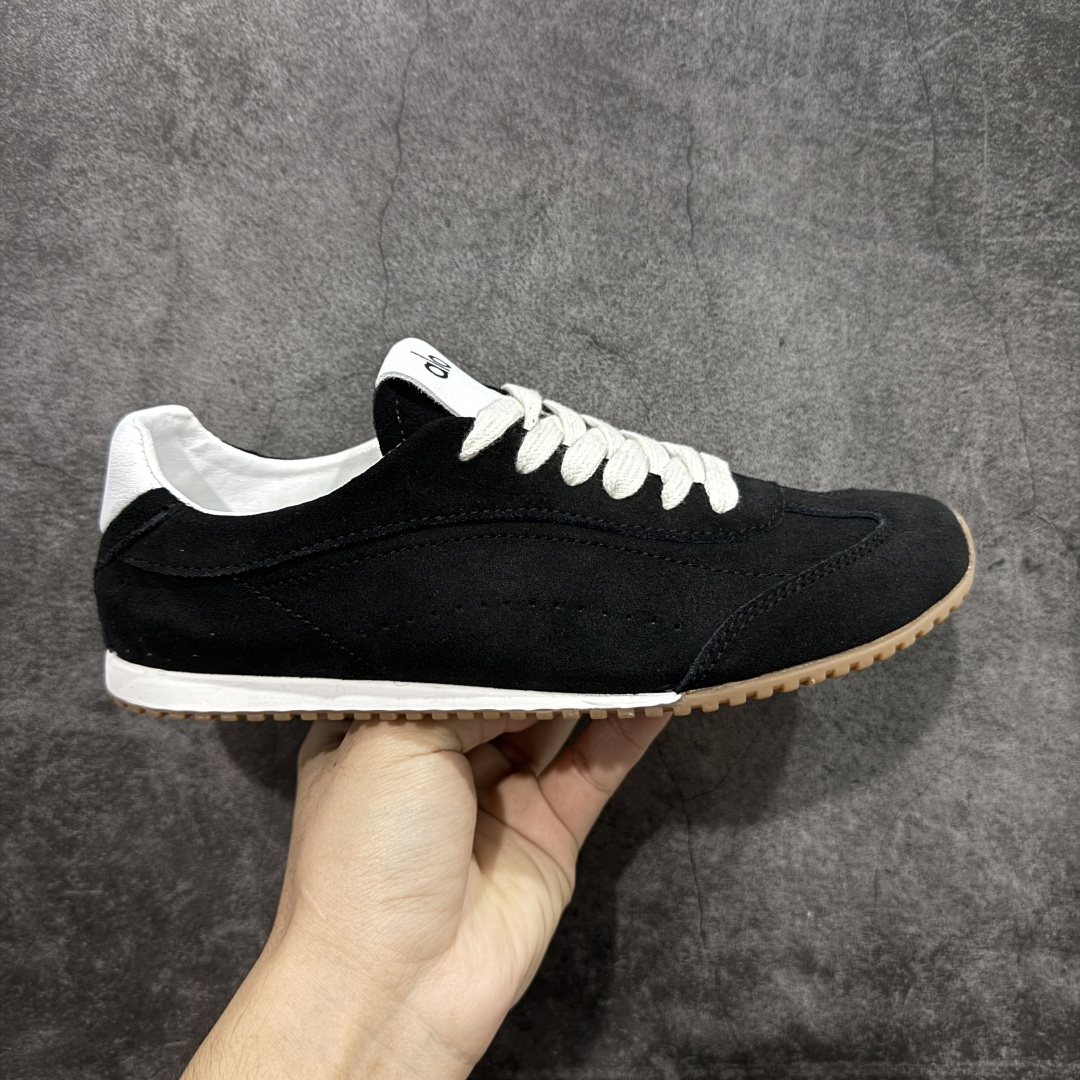 【Top版本】Alo yoga Sunset 舒适生活休闲鞋 原材料 版型完美 高品质 品牌故事Alo Yoga于2007年创立于洛杉矶，意在传播有意识的运动，同时激发人们的健康识与创造力。品牌的核心理念在于制作能够带来完美体验的瑜伽服饰与功能性单品，让有意识的运动融入并改变生活。Alo Yoga将其设计延伸到日常服饰概念，坚持不懈地捕捉当代时尚潮流，将品牌的运动美学理念、精致前卫的设计与舒适功能面料完美结合。与此同时，Alo Yoga的设计受到了时尚界人士与名人们的追捧，Talor Swift、Kendall Jenner等街拍照片中都曾出现品牌不同单品的身影。 尺码：36 - 45-选品中心