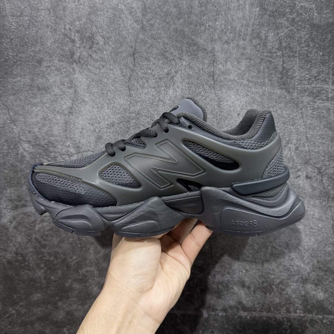 图片[2]-【纯原版】 New Balance NB9060 联名款 复古休闲运动慢跑鞋 灰色 U9060IAA 全套原楦原纸板原厂数据开发 进口三明治网面 原装进口翻毛皮料正确绒感卡色 正确中底拉帮中底网布细节 原厂标裁 带紫光防伪 定制后跟透明水晶模块 冲裁组合 大底贴合程度胶水上色把控完美 整洁度挑战全网艺术家 多道序QC把关品质完善 匠心打造 耗时两个月开发完成 工艺极其复杂难度可想而知 新开独立私模大底 全网唯一正确六层组合大底 高端零售专供产物 尺码：36 37 37.5 38 38.5 39 40 40.5 41 42 42.5 43 44 45 46.5-选品中心