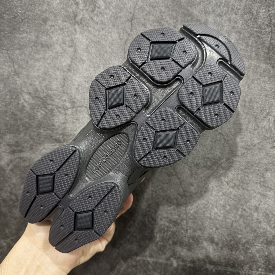 图片[9]-【纯原版】 New Balance NB9060 联名款 复古休闲运动慢跑鞋 灰色 U9060IAA 全套原楦原纸板原厂数据开发 进口三明治网面 原装进口翻毛皮料正确绒感卡色 正确中底拉帮中底网布细节 原厂标裁 带紫光防伪 定制后跟透明水晶模块 冲裁组合 大底贴合程度胶水上色把控完美 整洁度挑战全网艺术家 多道序QC把关品质完善 匠心打造 耗时两个月开发完成 工艺极其复杂难度可想而知 新开独立私模大底 全网唯一正确六层组合大底 高端零售专供产物 尺码：36 37 37.5 38 38.5 39 40 40.5 41 42 42.5 43 44 45 46.5-选品中心