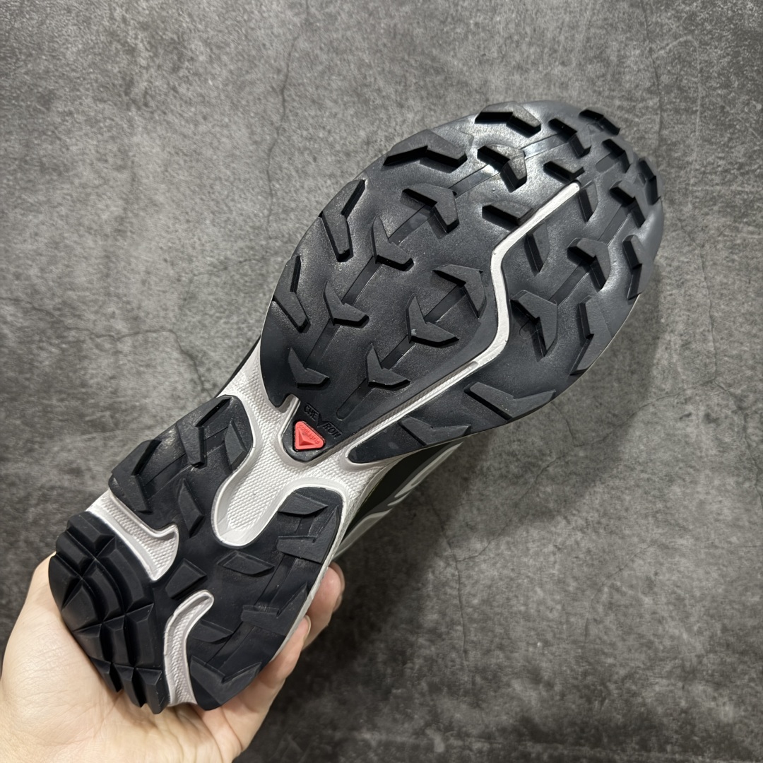 图片[9]-【巅峰版】 Salomon XT-6 萨洛蒙复古潮流户外机能登山跑鞋 477390 纯原外贸平台特供订单 耗时半年巨作 全套原纸板楦头开发 原厂特供网布配套加持 确保原汁原味 完美呈现版型 原档数据独家私模五层组合大底 原装Ortholite轻量化鞋垫 中底布带钢印编号 原厂TPU锁扣 进口港宝加持 后跟自然饱满 还原公司包裹性 鞋面以“锯齿”状的包裹系统呈现 在基色底之下加入了各种色点缀 将公司的最新技术和时尚前卫的造型融入耐用的长跑款式中 鞋面由 TPU 薄膜制成 并焊接在高耐磨网眼上 使其既时尚又坚固 由 ACS底盘支撑 可增强稳定性和支撑力 以及由橡胶凸耳 Contragrip外底覆盖的 EVA 缓冲中底 旨在应对崎岖的地形 鞋舌上的彩色Salomon 标签、Quicklace 系统以及鞋头、鞋舌和鞋跟上的附加品牌使细节更加完美 让穿着者可以轻松驾驭户外与通勤下的任何运动生活场景 无缝鞋身户外随意纵横 颜值与脚感兼备 出街通勤 绝对非常吸睛 你值得拥有 尺码：36 36.5 37.5 38 38.5 39 40 40.5 41 42 42.5 43 44 44.5 45-选品中心