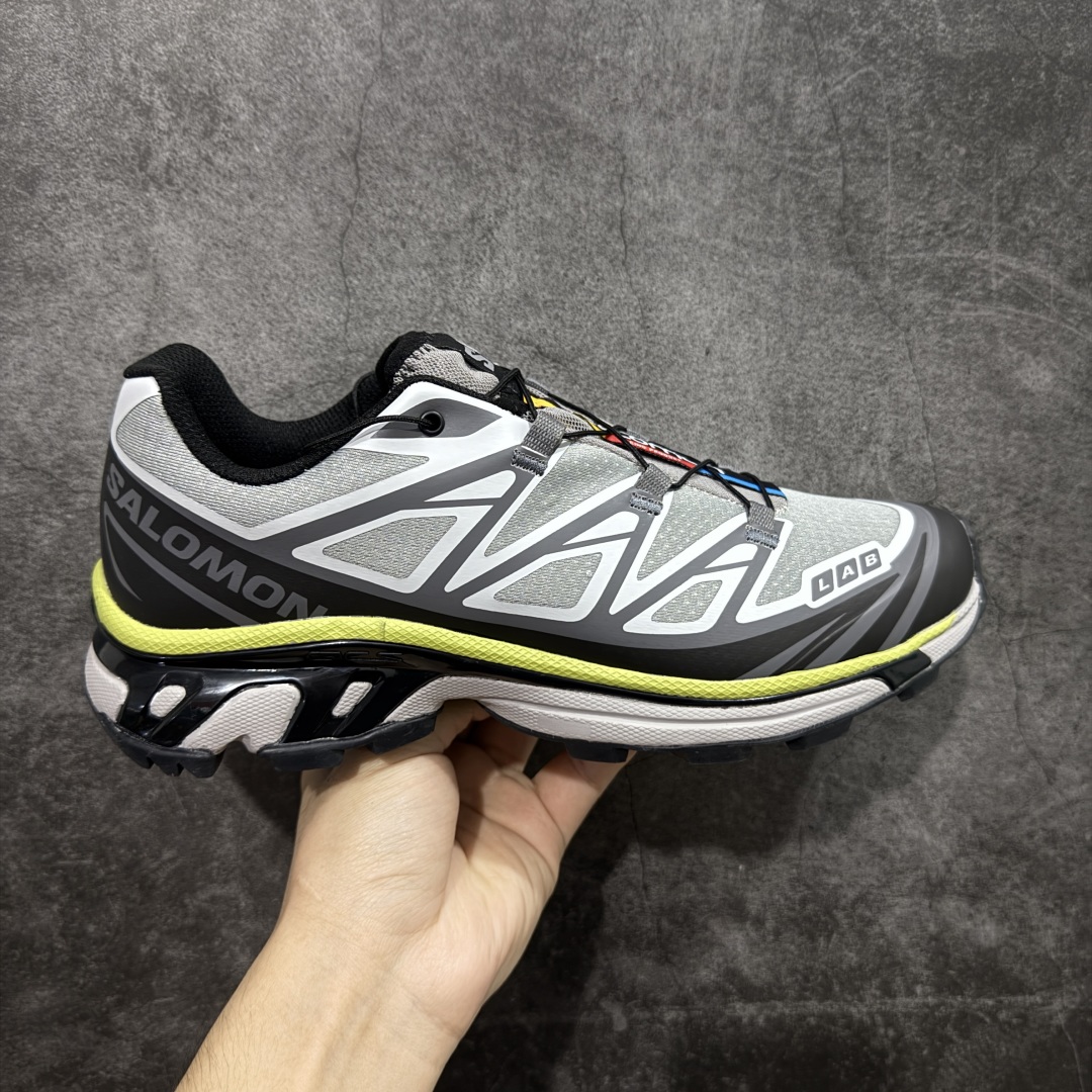 【巅峰版】 Salomon XT-6 萨洛蒙复古潮流户外机能登山跑鞋 477390 纯原外贸平台特供订单 耗时半年巨作 全套原纸板楦头开发 原厂特供网布配套加持 确保原汁原味 完美呈现版型 原档数据独家私模五层组合大底 原装Ortholite轻量化鞋垫 中底布带钢印编号 原厂TPU锁扣 进口港宝加持 后跟自然饱满 还原公司包裹性 鞋面以“锯齿”状的包裹系统呈现 在基色底之下加入了各种色点缀 将公司的最新技术和时尚前卫的造型融入耐用的长跑款式中 鞋面由 TPU 薄膜制成 并焊接在高耐磨网眼上 使其既时尚又坚固 由 ACS底盘支撑 可增强稳定性和支撑力 以及由橡胶凸耳 Contragrip外底覆盖的 EVA 缓冲中底 旨在应对崎岖的地形 鞋舌上的彩色Salomon 标签、Quicklace 系统以及鞋头、鞋舌和鞋跟上的附加品牌使细节更加完美 让穿着者可以轻松驾驭户外与通勤下的任何运动生活场景 无缝鞋身户外随意纵横 颜值与脚感兼备 出街通勤 绝对非常吸睛 你值得拥有 尺码：36 36.5 37.5 38 38.5 39 40 40.5 41 42 42.5 43 44 44.5 45-选品中心