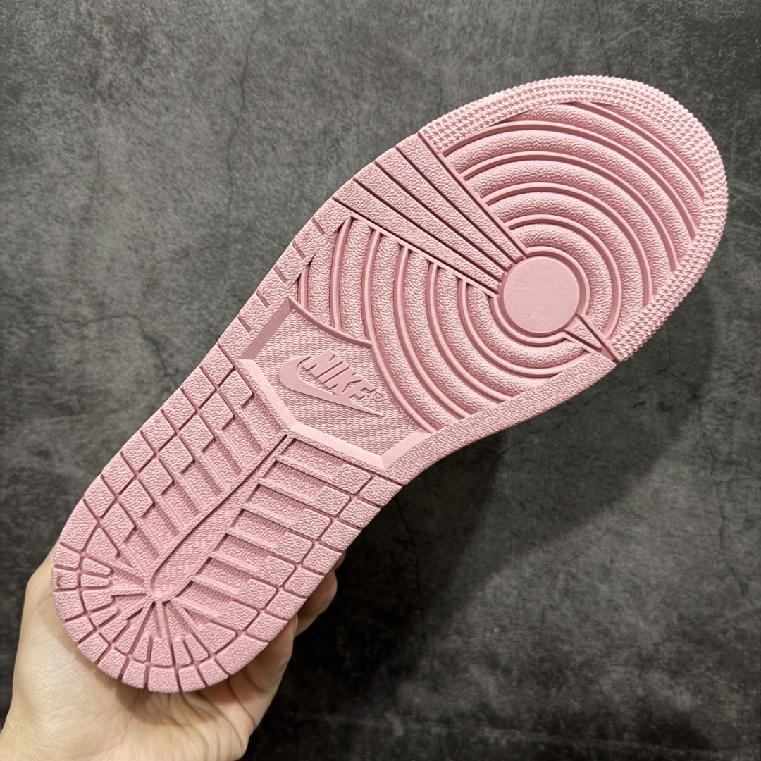 图片[9]-【原厂版】Air Jordan 1 x Travis Scott AJ1 x TS联名绿黑倒钩低帮 DZ4137-206 超级强悍品质 可对比市场各大纯原版本 专业aj大厂出品 对细节的把控毋庸置疑 材料也是用最接近原鞋的头层皮料 所有地方都没有做到减配 原厂鞋楦打造完美鞋型 整体鞋型以及后跟做的弧度做的非常好 鞋带为原厂打蜡鞋带 粗细程度同步原鞋 裁片清洁度到位 无明显瑕疵毛边 免修产品 正确针车 该重针 该有尖角的地方都有做到 鞋价格非常香 转手可闭眼卖高价 到手各位就知道货有多好 绝对秒杀一切同价格货品 尺码：36-47.5-选品中心