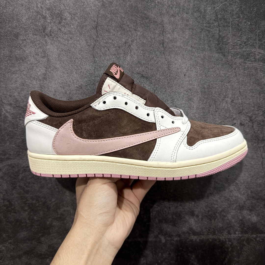 【原厂版】Air Jordan 1 x Travis Scott AJ1 x TS联名绿黑倒钩低帮 DZ4137-206 超级强悍品质 可对比市场各大纯原版本 专业aj大厂出品 对细节的把控毋庸置疑 材料也是用最接近原鞋的头层皮料 所有地方都没有做到减配 原厂鞋楦打造完美鞋型 整体鞋型以及后跟做的弧度做的非常好 鞋带为原厂打蜡鞋带 粗细程度同步原鞋 裁片清洁度到位 无明显瑕疵毛边 免修产品 正确针车 该重针 该有尖角的地方都有做到 鞋价格非常香 转手可闭眼卖高价 到手各位就知道货有多好 绝对秒杀一切同价格货品 尺码：36-47.5-选品中心
