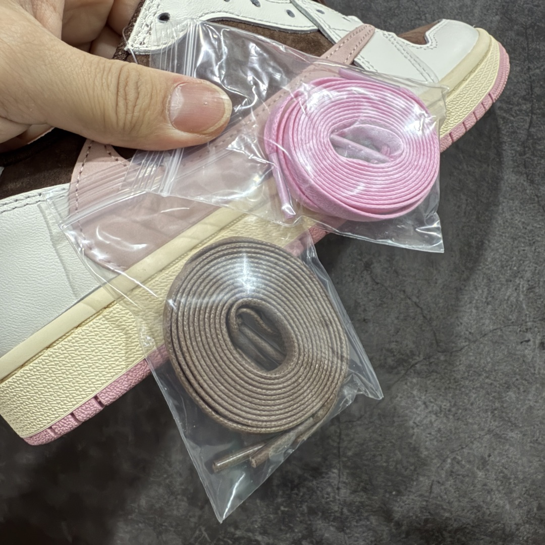 图片[9]-【原厂版】Air Jordan 1 x Travis Scott AJ1 x TS联名绿黑倒钩低帮 DZ4137-206 超级强悍品质 可对比市场各大纯原版本 专业aj大厂出品 对细节的把控毋庸置疑 材料也是用最接近原鞋的头层皮料 所有地方都没有做到减配 原厂鞋楦打造完美鞋型 整体鞋型以及后跟做的弧度做的非常好 鞋带为原厂打蜡鞋带 粗细程度同步原鞋 裁片清洁度到位 无明显瑕疵毛边 免修产品 正确针车 该重针 该有尖角的地方都有做到 鞋价格非常香 转手可闭眼卖高价 到手各位就知道货有多好 绝对秒杀一切同价格货品 尺码：36-47.5-选品中心