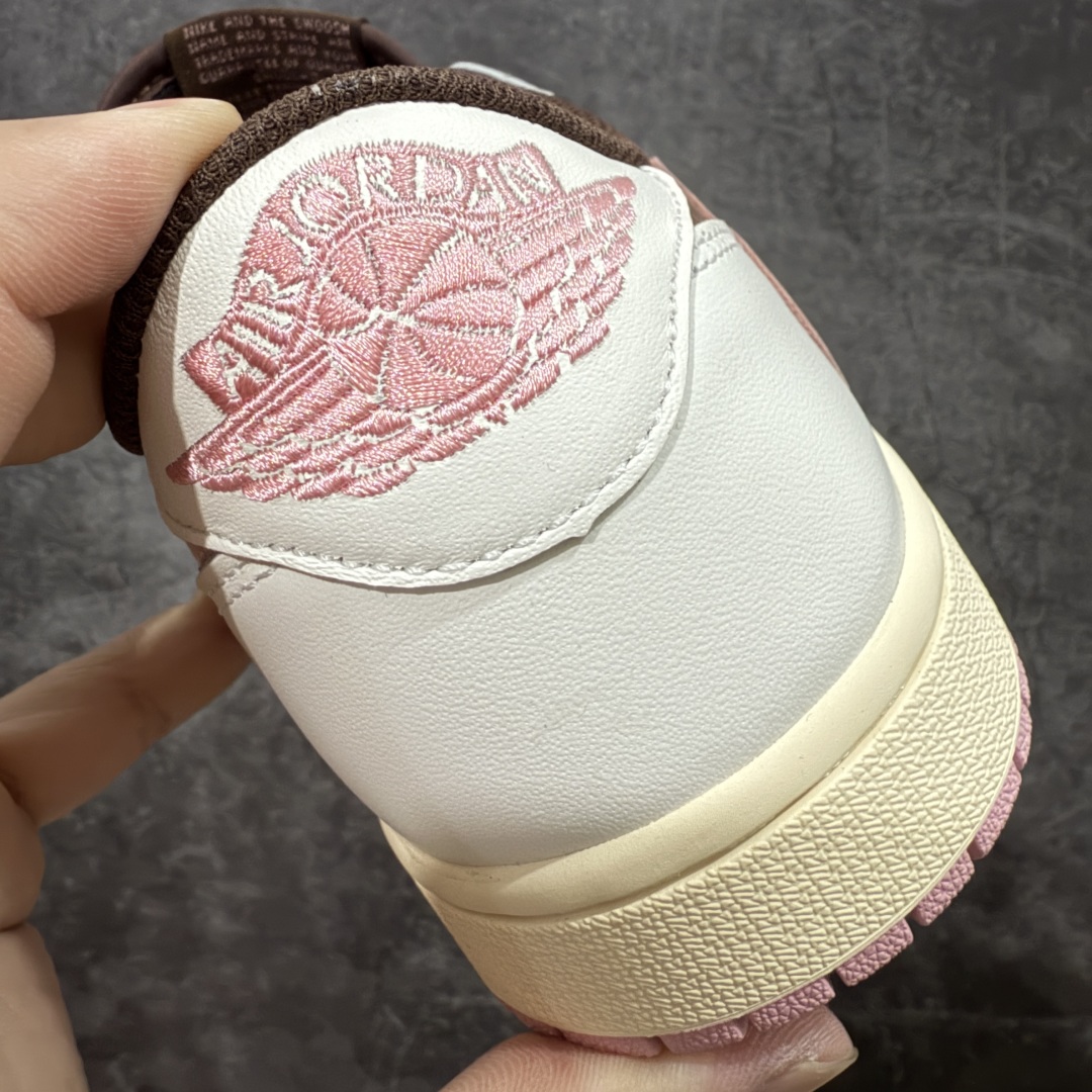 图片[2]-【原厂版】Air Jordan 1 x Travis Scott AJ1 x TS联名绿黑倒钩低帮 DZ4137-206 超级强悍品质 可对比市场各大纯原版本 专业aj大厂出品 对细节的把控毋庸置疑 材料也是用最接近原鞋的头层皮料 所有地方都没有做到减配 原厂鞋楦打造完美鞋型 整体鞋型以及后跟做的弧度做的非常好 鞋带为原厂打蜡鞋带 粗细程度同步原鞋 裁片清洁度到位 无明显瑕疵毛边 免修产品 正确针车 该重针 该有尖角的地方都有做到 鞋价格非常香 转手可闭眼卖高价 到手各位就知道货有多好 绝对秒杀一切同价格货品 尺码：36-47.5-选品中心