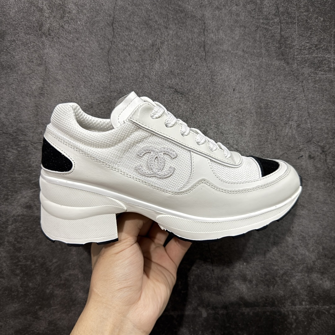 【莞顶礼盒版】CHANEL香奈儿25K 高跟运动鞋 全套官方统一礼盒顶级包装‼️ 拼色熊猫鞋必备爆款超级耐看，粗跟稳步增高 跟高4公分 秒变大长腿🦵 #运动休闲鞋 #老爹鞋 #厚底休闲鞋 #小香 #情侣老爹鞋 #休闲鞋穿搭 #香奈儿鞋 #chanel鞋 #运动鞋 #熊猫鞋 采用鞋面进口拼色小牛皮 内里进口透气网 大底采用TPU耐磨 颜色：黑色 白色 尺码：35 36 37 38 39 40-选品中心