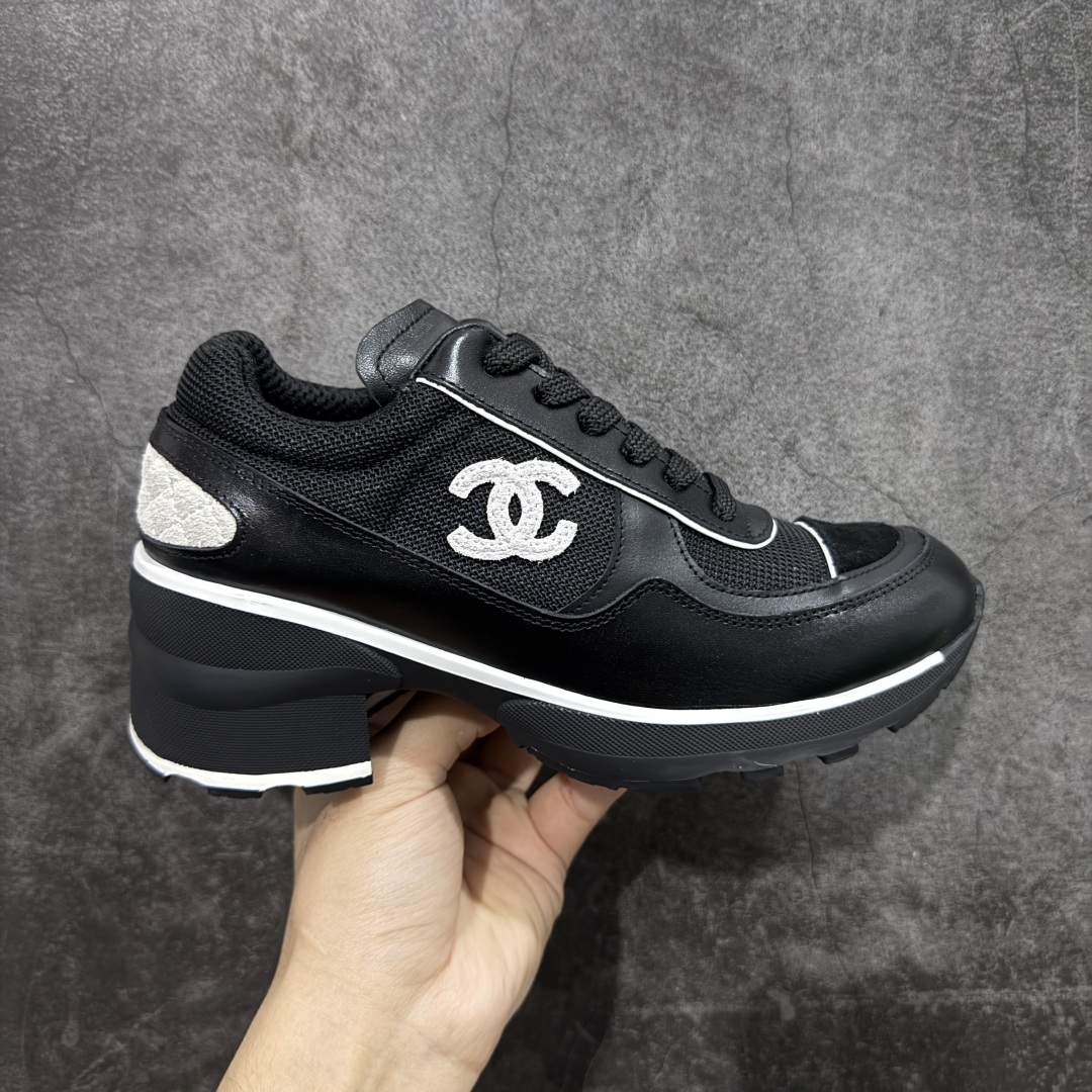 【莞顶礼盒版】CHANEL香奈儿25K 高跟运动鞋 全套官方统一礼盒顶级包装‼️ 拼色熊猫鞋必备爆款超级耐看，粗跟稳步增高 跟高4公分 秒变大长腿🦵 #运动休闲鞋 #老爹鞋 #厚底休闲鞋 #小香 #情侣老爹鞋 #休闲鞋穿搭 #香奈儿鞋 #chanel鞋 #运动鞋 #熊猫鞋 采用鞋面进口拼色小牛皮 内里进口透气网 大底采用TPU耐磨 颜色：黑色 白色 尺码：35 36 37 38 39 40-选品中心
