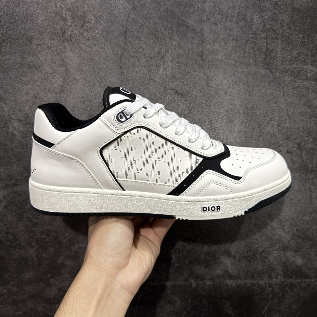 【莞产礼盒版】2025s Dior迪奥B27系列市面顶级版本出货‼ 全新礼盒包装版本 市面为数不多的“真正原鞋拆解开发”选材耗时就半个多月 进口原厂皮料 无色差细节拉满 敢与AJ大迪奥相媲美，由意大利工坊匠心打造，黄俊捷、林一等各大明星、网红博主争先上脚且全国各大专柜一鞋难求💥鞋面牛皮拼接D印花LOGO✔内里进口网布、TPU大底以别具一格的立体效果，展现摩登优雅格调，高街潮流搭配必备潮品。 码数39-45-选品中心