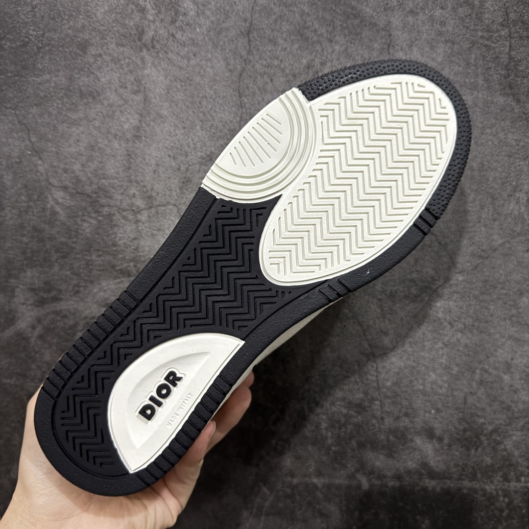 图片[9]-【莞产礼盒版】2025s Dior迪奥B27系列市面顶级版本出货‼ 全新礼盒包装版本 市面为数不多的“真正原鞋拆解开发”选材耗时就半个多月 进口原厂皮料 无色差细节拉满 敢与AJ大迪奥相媲美，由意大利工坊匠心打造，黄俊捷、林一等各大明星、网红博主争先上脚且全国各大专柜一鞋难求💥鞋面牛皮拼接D印花LOGO✔内里进口网布、TPU大底以别具一格的立体效果，展现摩登优雅格调，高街潮流搭配必备潮品。 码数39-45-选品中心