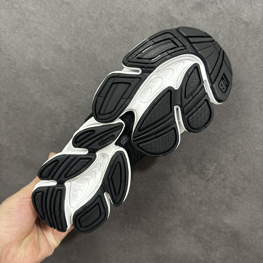 图片[9]-【公司级】New Balance 新百伦 NB20005 网面休闲跑步鞋 复古还要机能，NB官方重磅新品。一款融合复古设计与现代科技的跑鞋，以其经典的造型和舒适脚感，成为2025年复古潮流爱好的推荐单品。 极具视觉冲击力的5根ABZORB单元，以及无缝鞋面的设计，加上3M反光材质的装饰，比之前推出的9060系列更夸张，更具未来感。 货号：U20005UB 尺码：36-45-选品中心