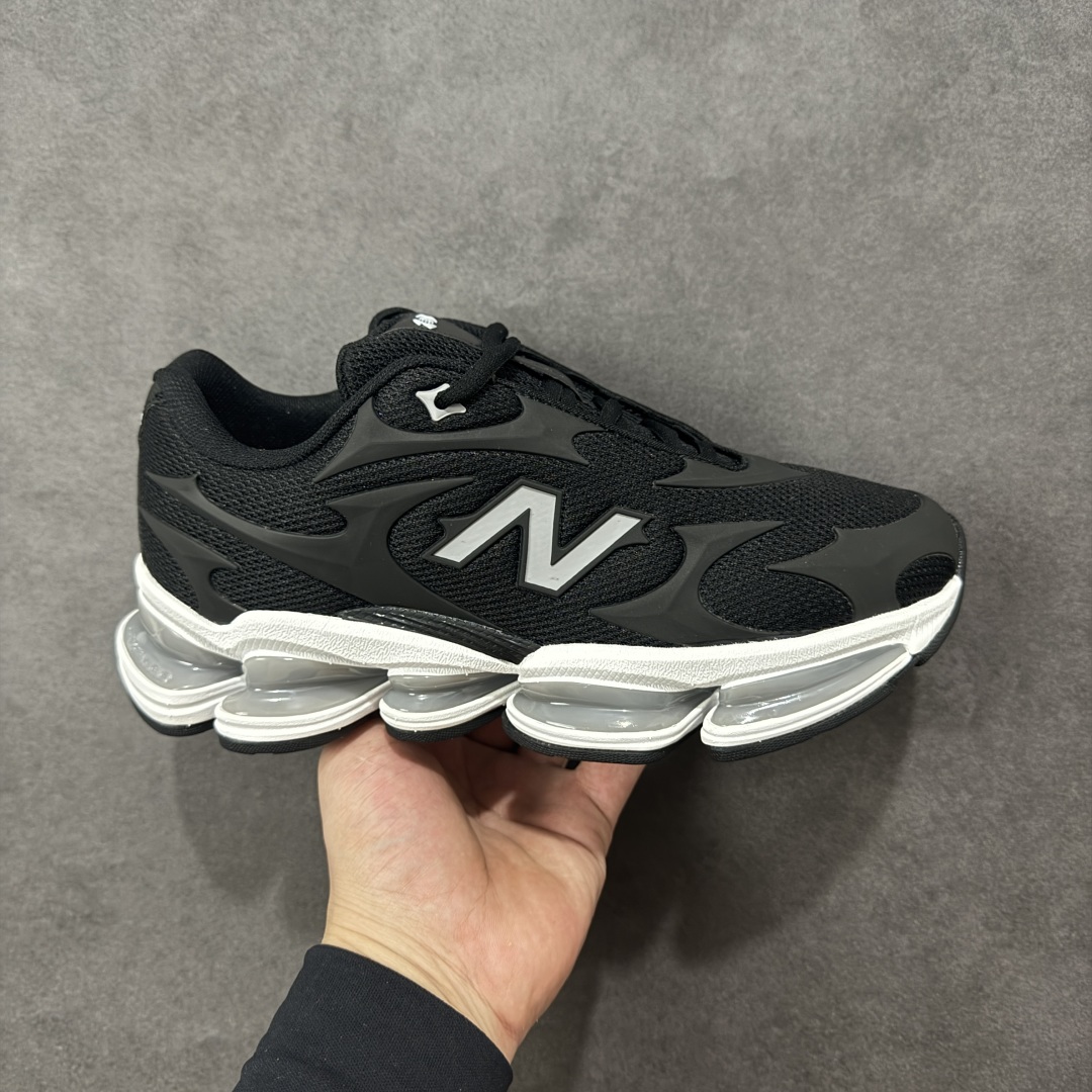 【公司级】New Balance 新百伦 NB20005 网面休闲跑步鞋 复古还要机能，NB官方重磅新品。一款融合复古设计与现代科技的跑鞋，以其经典的造型和舒适脚感，成为2025年复古潮流爱好的推荐单品。 极具视觉冲击力的5根ABZORB单元，以及无缝鞋面的设计，加上3M反光材质的装饰，比之前推出的9060系列更夸张，更具未来感。 货号：U20005UB 尺码：36-45-选品中心