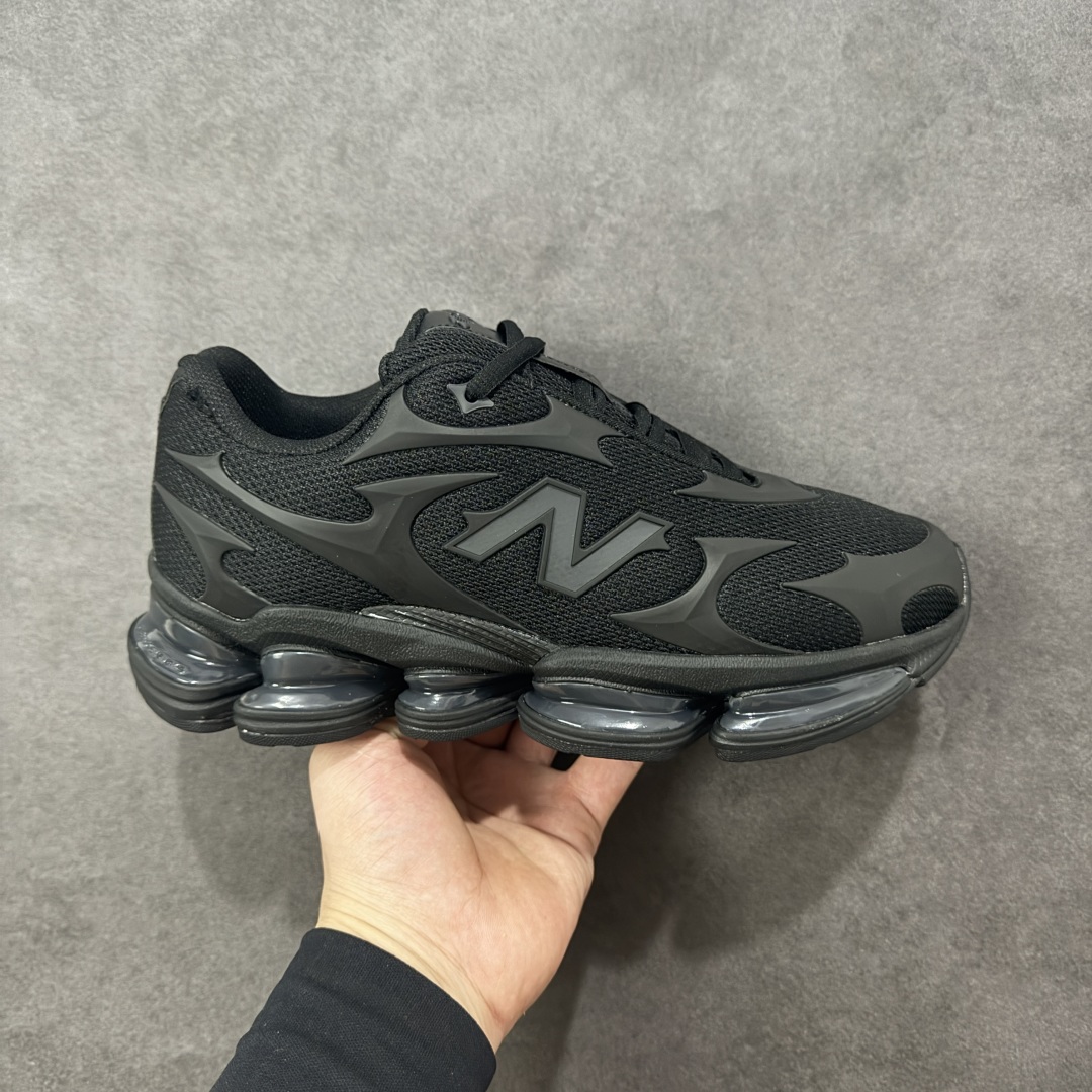 【公司级】New Balance 新百伦 NB20005 网面休闲跑步鞋 复古还要机能，NB官方重磅新品。一款融合复古设计与现代科技的跑鞋，以其经典的造型和舒适脚感，成为2025年复古潮流爱好的推荐单品。 极具视觉冲击力的5根ABZORB单元，以及无缝鞋面的设计，加上3M反光材质的装饰，比之前推出的9060系列更夸张，更具未来感。 货号：U20005US 尺码：36-45-选品中心