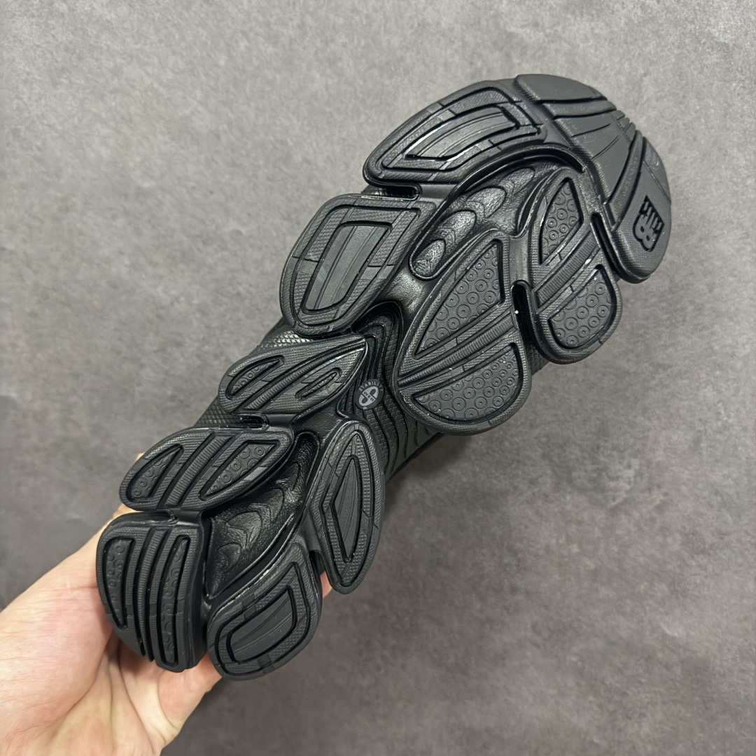 图片[9]-【公司级】New Balance 新百伦 NB20005 网面休闲跑步鞋 复古还要机能，NB官方重磅新品。一款融合复古设计与现代科技的跑鞋，以其经典的造型和舒适脚感，成为2025年复古潮流爱好的推荐单品。 极具视觉冲击力的5根ABZORB单元，以及无缝鞋面的设计，加上3M反光材质的装饰，比之前推出的9060系列更夸张，更具未来感。 货号：U20005US 尺码：36-45-选品中心