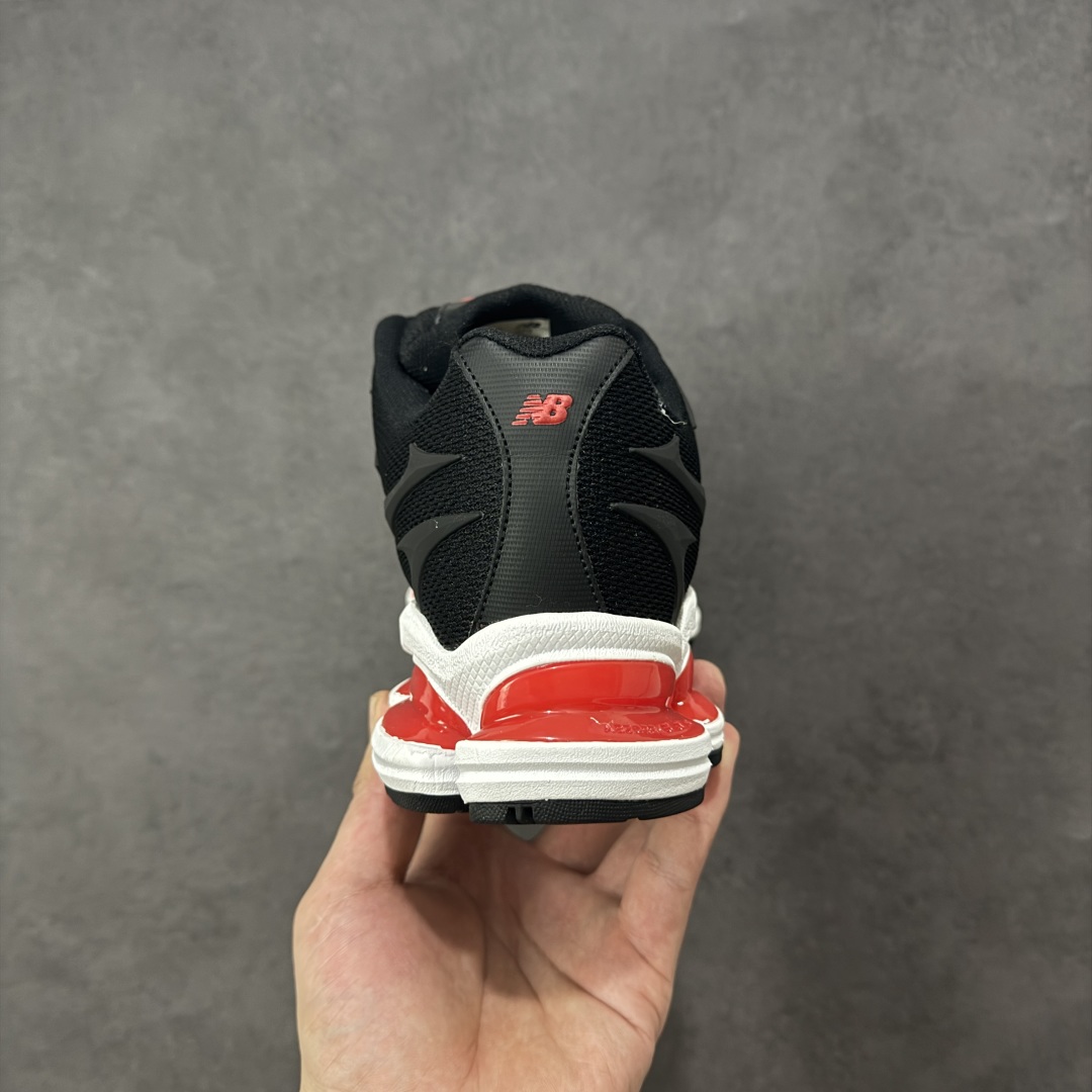 图片[4]-【公司级】New Balance 新百伦 NB20005 网面休闲跑步鞋 复古还要机能，NB官方重磅新品。一款融合复古设计与现代科技的跑鞋，以其经典的造型和舒适脚感，成为2025年复古潮流爱好的推荐单品。 极具视觉冲击力的5根ABZORB单元，以及无缝鞋面的设计，加上3M反光材质的装饰，比之前推出的9060系列更夸张，更具未来感。 货号：U20005UA 尺码：36-45-选品中心