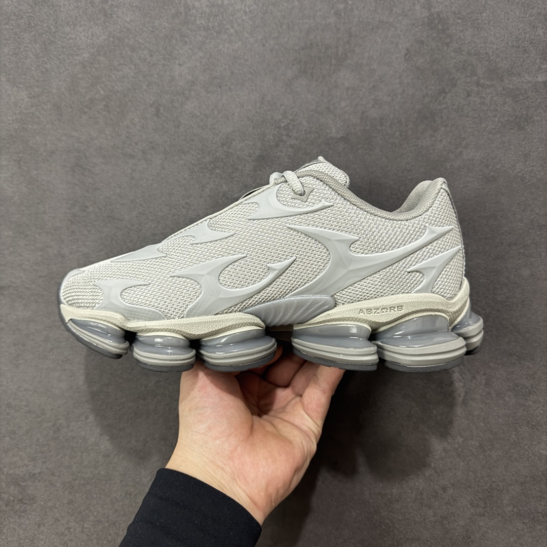 图片[2]-【公司级】New Balance 新百伦 NB20005 网面休闲跑步鞋 复古还要机能，NB官方重磅新品。一款融合复古设计与现代科技的跑鞋，以其经典的造型和舒适脚感，成为2025年复古潮流爱好的推荐单品。 极具视觉冲击力的5根ABZORB单元，以及无缝鞋面的设计，加上3M反光材质的装饰，比之前推出的9060系列更夸张，更具未来感。 货号：U20005UW 尺码：36-45-选品中心