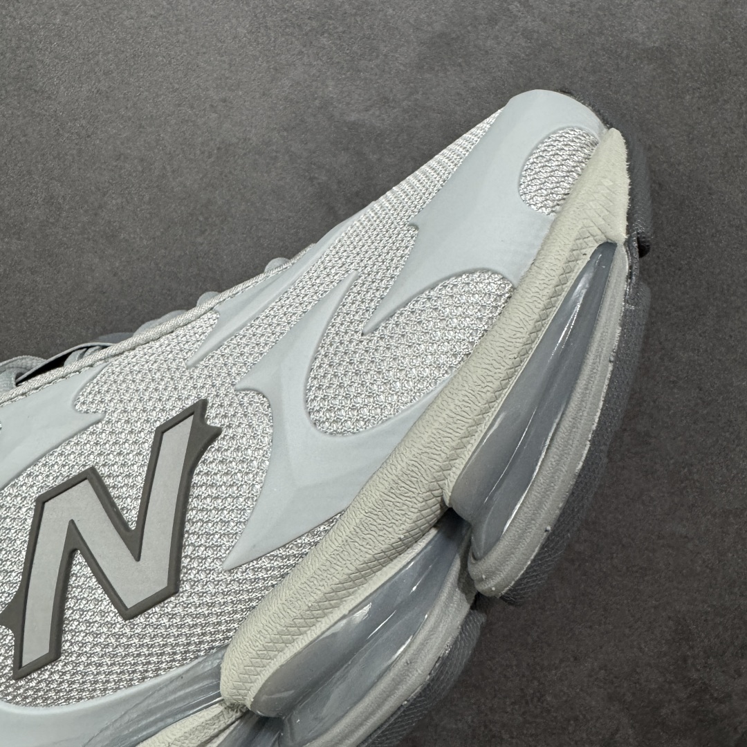 图片[5]-【公司级】New Balance 新百伦 NB20005 网面休闲跑步鞋 复古还要机能，NB官方重磅新品。一款融合复古设计与现代科技的跑鞋，以其经典的造型和舒适脚感，成为2025年复古潮流爱好的推荐单品。 极具视觉冲击力的5根ABZORB单元，以及无缝鞋面的设计，加上3M反光材质的装饰，比之前推出的9060系列更夸张，更具未来感。 货号：U20005UW 尺码：36-45-选品中心