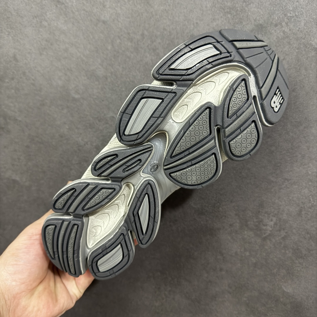 图片[9]-【公司级】New Balance 新百伦 NB20005 网面休闲跑步鞋 复古还要机能，NB官方重磅新品。一款融合复古设计与现代科技的跑鞋，以其经典的造型和舒适脚感，成为2025年复古潮流爱好的推荐单品。 极具视觉冲击力的5根ABZORB单元，以及无缝鞋面的设计，加上3M反光材质的装饰，比之前推出的9060系列更夸张，更具未来感。 货号：U20005UW 尺码：36-45-选品中心