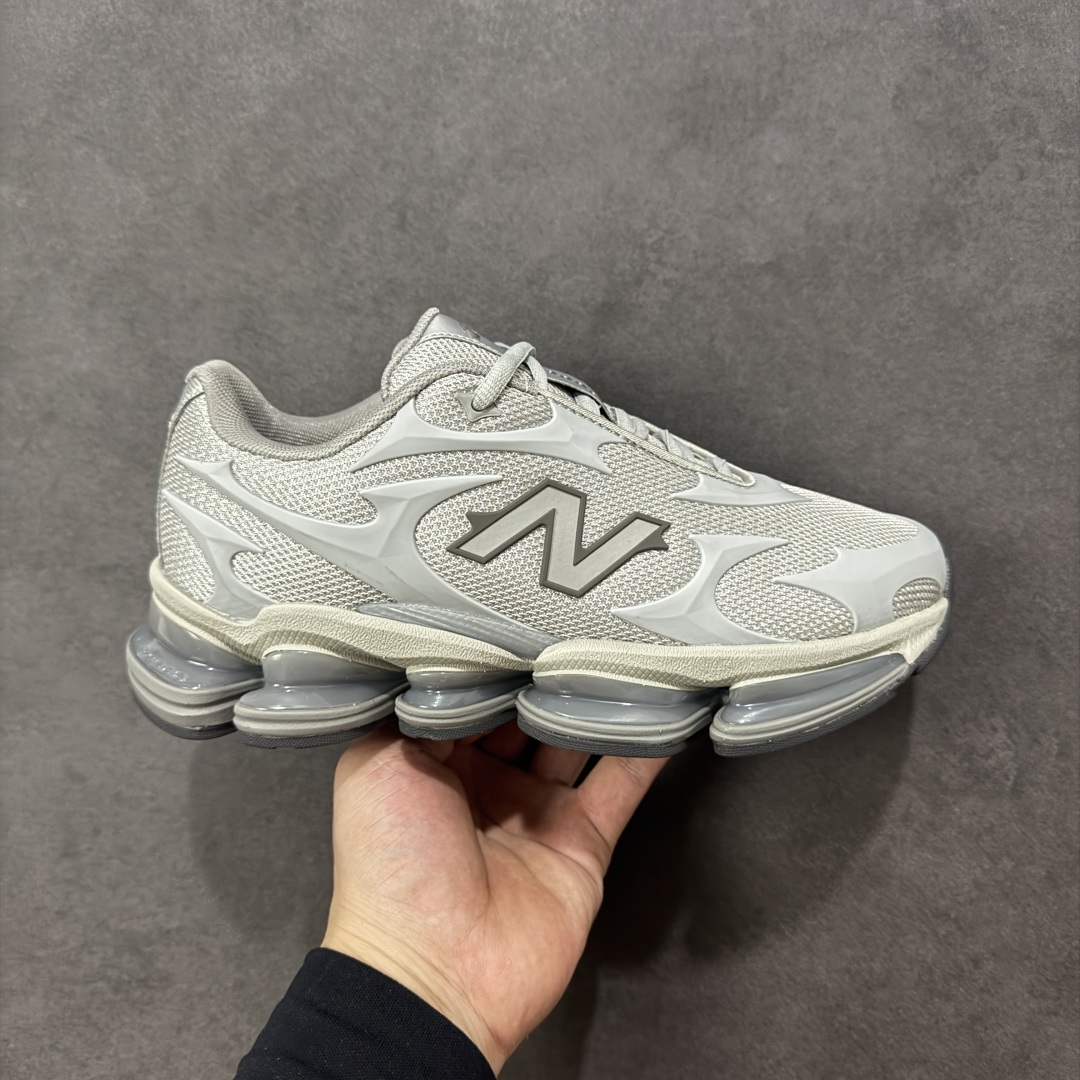 【公司级】New Balance 新百伦 NB20005 网面休闲跑步鞋 复古还要机能，NB官方重磅新品。一款融合复古设计与现代科技的跑鞋，以其经典的造型和舒适脚感，成为2025年复古潮流爱好的推荐单品。 极具视觉冲击力的5根ABZORB单元，以及无缝鞋面的设计，加上3M反光材质的装饰，比之前推出的9060系列更夸张，更具未来感。 货号：U20005UW 尺码：36-45-选品中心