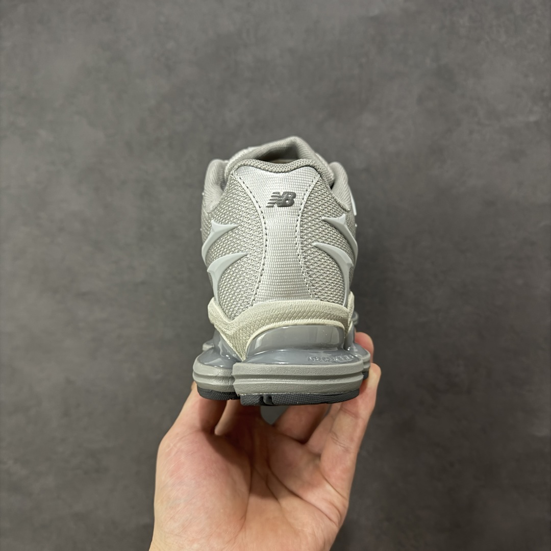 图片[4]-【公司级】New Balance 新百伦 NB20005 网面休闲跑步鞋 复古还要机能，NB官方重磅新品。一款融合复古设计与现代科技的跑鞋，以其经典的造型和舒适脚感，成为2025年复古潮流爱好的推荐单品。 极具视觉冲击力的5根ABZORB单元，以及无缝鞋面的设计，加上3M反光材质的装饰，比之前推出的9060系列更夸张，更具未来感。 货号：U20005UW 尺码：36-45-选品中心