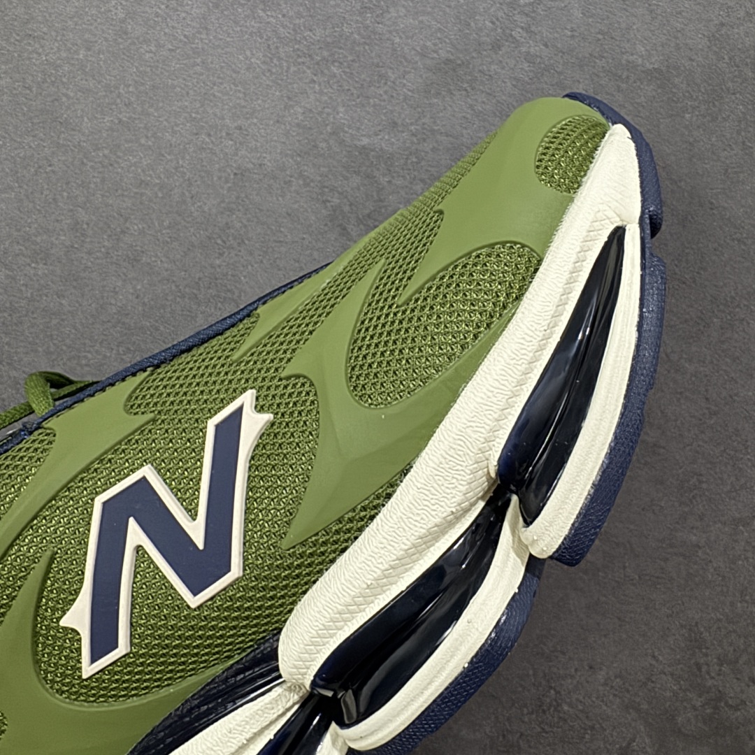 图片[5]-【公司级】New Balance 新百伦 NB20005 网面休闲跑步鞋 复古还要机能，NB官方重磅新品。一款融合复古设计与现代科技的跑鞋，以其经典的造型和舒适脚感，成为2025年复古潮流爱好的推荐单品。 极具视觉冲击力的5根ABZORB单元，以及无缝鞋面的设计，加上3M反光材质的装饰，比之前推出的9060系列更夸张，更具未来感。 货号：U20005UD 尺码：36-45-选品中心