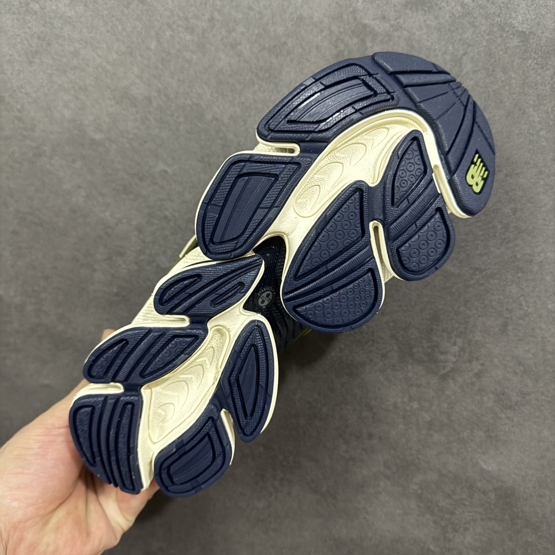 图片[9]-【公司级】New Balance 新百伦 NB20005 网面休闲跑步鞋 复古还要机能，NB官方重磅新品。一款融合复古设计与现代科技的跑鞋，以其经典的造型和舒适脚感，成为2025年复古潮流爱好的推荐单品。 极具视觉冲击力的5根ABZORB单元，以及无缝鞋面的设计，加上3M反光材质的装饰，比之前推出的9060系列更夸张，更具未来感。 货号：U20005UD 尺码：36-45-选品中心