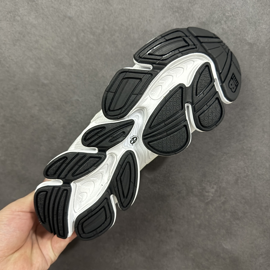 图片[9]-【公司级】New Balance 新百伦 NB20005 网面休闲跑步鞋 复古还要机能，NB官方重磅新品。一款融合复古设计与现代科技的跑鞋，以其经典的造型和舒适脚感，成为2025年复古潮流爱好的推荐单品。 极具视觉冲击力的5根ABZORB单元，以及无缝鞋面的设计，加上3M反光材质的装饰，比之前推出的9060系列更夸张，更具未来感。 货号：U20005UC 尺码：36-45-选品中心