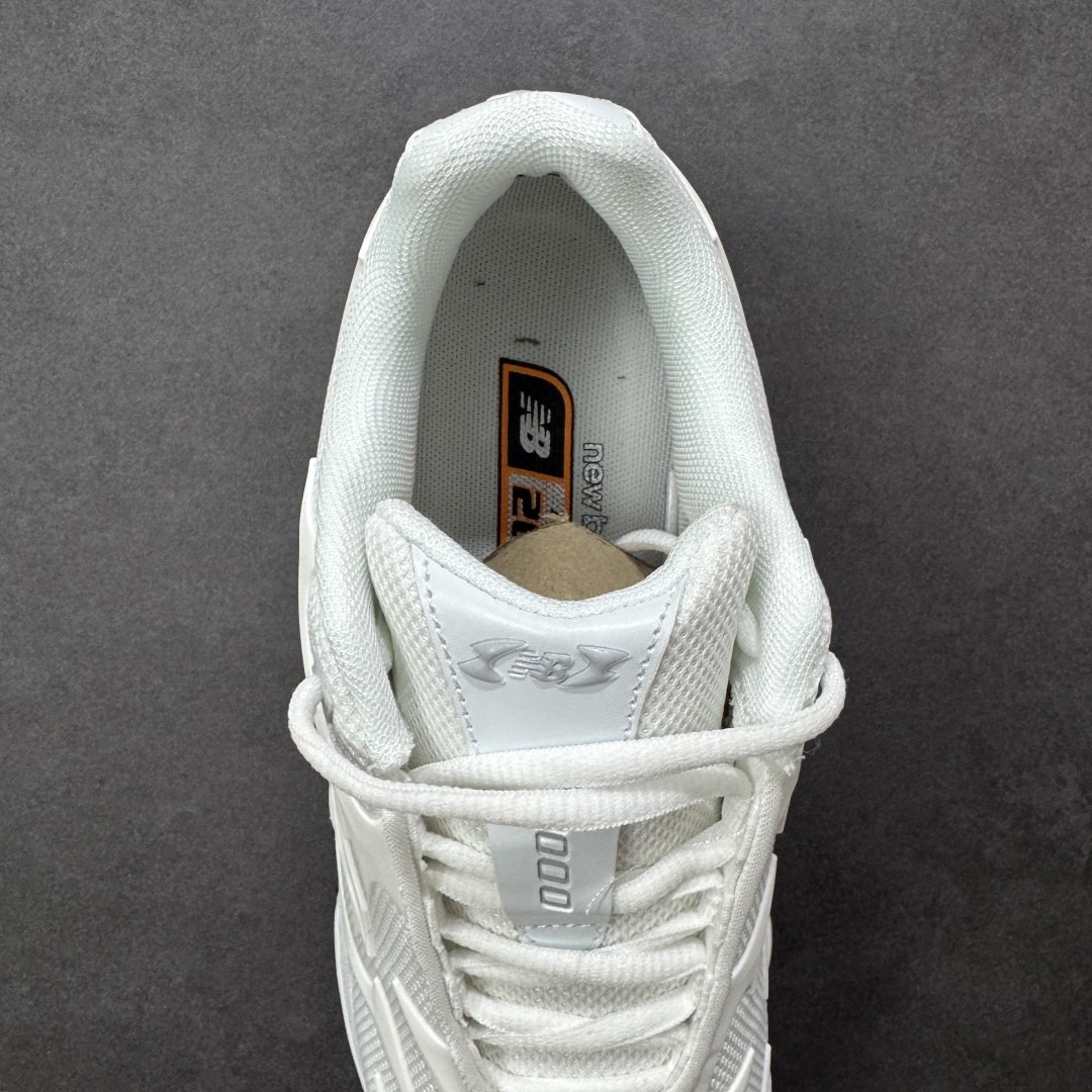 图片[7]-【公司级】New Balance 新百伦 NB20005 网面休闲跑步鞋 复古还要机能，NB官方重磅新品。一款融合复古设计与现代科技的跑鞋，以其经典的造型和舒适脚感，成为2025年复古潮流爱好的推荐单品。 极具视觉冲击力的5根ABZORB单元，以及无缝鞋面的设计，加上3M反光材质的装饰，比之前推出的9060系列更夸张，更具未来感。 货号：U20005UC 尺码：36-45-选品中心
