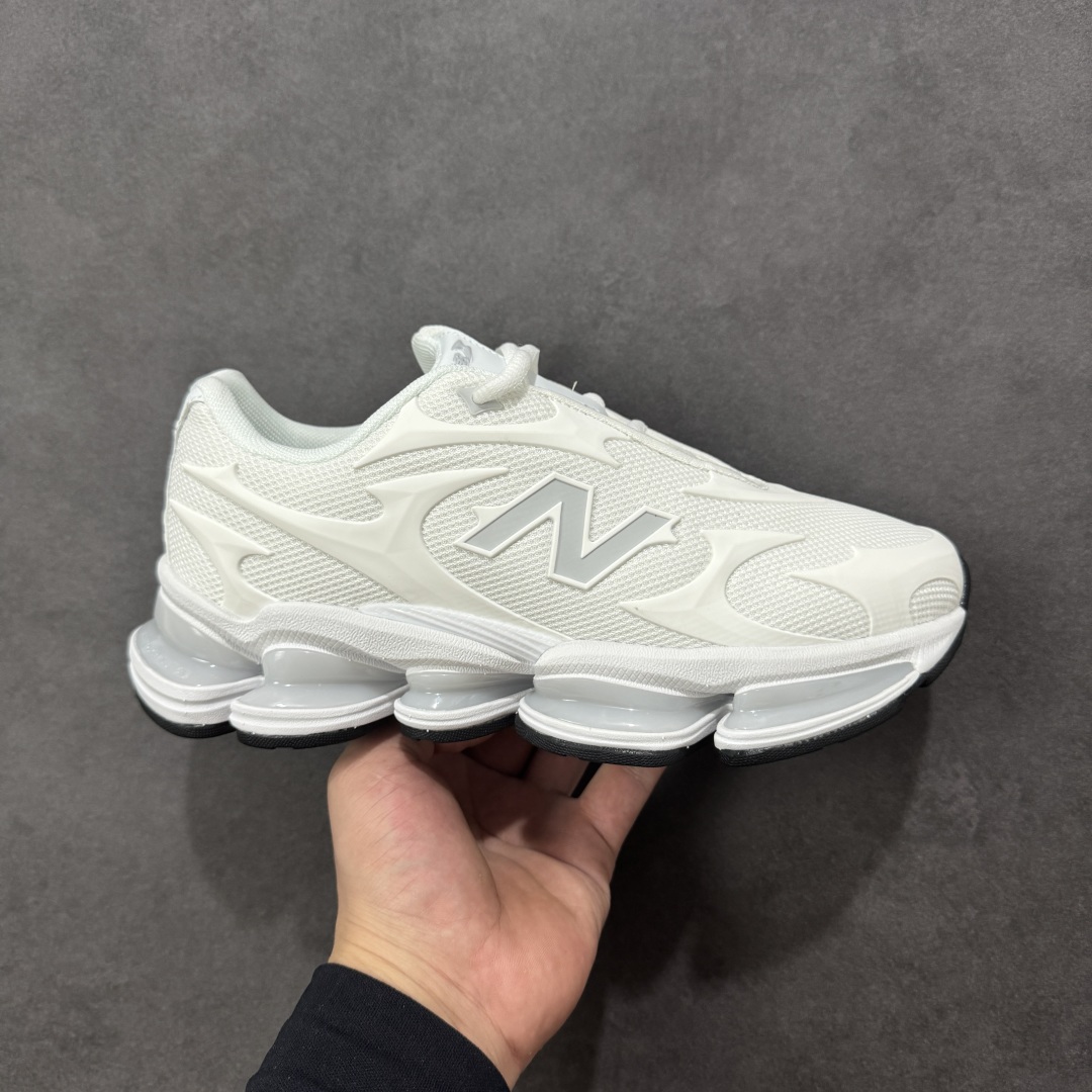 【公司级】New Balance 新百伦 NB20005 网面休闲跑步鞋 复古还要机能，NB官方重磅新品。一款融合复古设计与现代科技的跑鞋，以其经典的造型和舒适脚感，成为2025年复古潮流爱好的推荐单品。 极具视觉冲击力的5根ABZORB单元，以及无缝鞋面的设计，加上3M反光材质的装饰，比之前推出的9060系列更夸张，更具未来感。 货号：U20005UC 尺码：36-45-选品中心