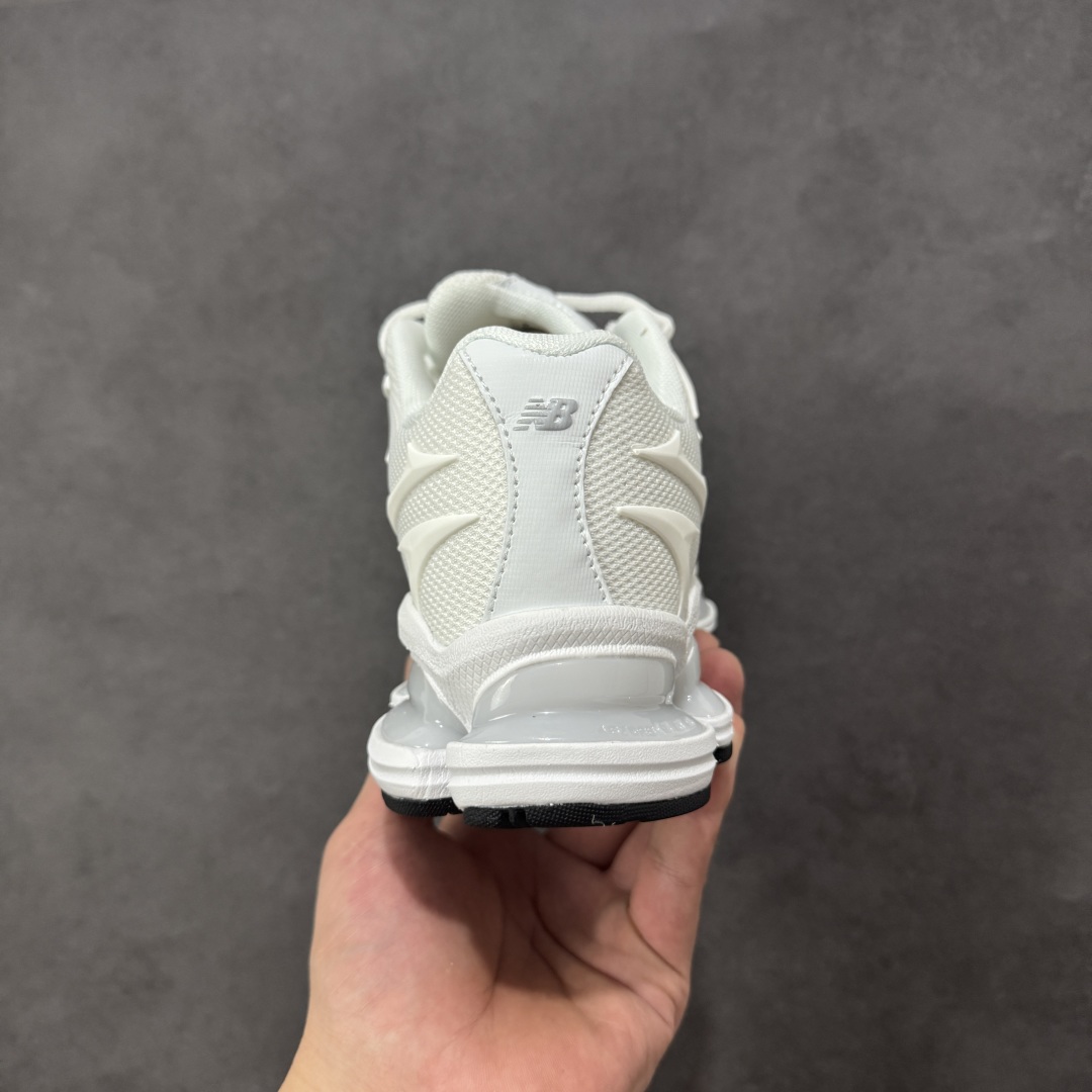 图片[4]-【公司级】New Balance 新百伦 NB20005 网面休闲跑步鞋 复古还要机能，NB官方重磅新品。一款融合复古设计与现代科技的跑鞋，以其经典的造型和舒适脚感，成为2025年复古潮流爱好的推荐单品。 极具视觉冲击力的5根ABZORB单元，以及无缝鞋面的设计，加上3M反光材质的装饰，比之前推出的9060系列更夸张，更具未来感。 货号：U20005UC 尺码：36-45-选品中心