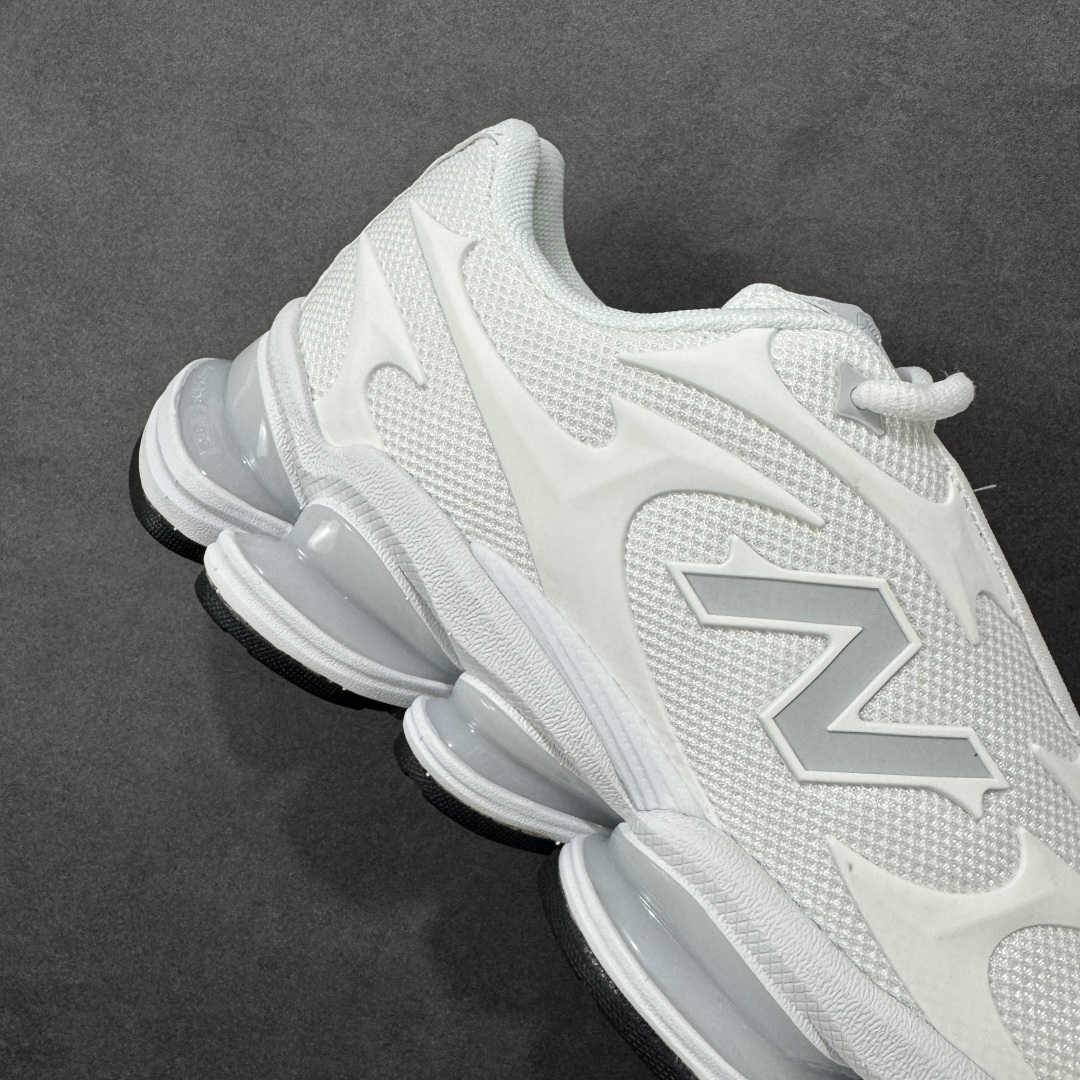 图片[6]-【公司级】New Balance 新百伦 NB20005 网面休闲跑步鞋 复古还要机能，NB官方重磅新品。一款融合复古设计与现代科技的跑鞋，以其经典的造型和舒适脚感，成为2025年复古潮流爱好的推荐单品。 极具视觉冲击力的5根ABZORB单元，以及无缝鞋面的设计，加上3M反光材质的装饰，比之前推出的9060系列更夸张，更具未来感。 货号：U20005UC 尺码：36-45-选品中心