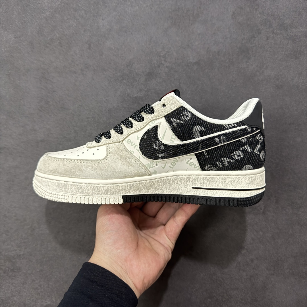 图片[2]-【定制版】Nike Air Force 1 \’07 Low “李维斯联名——米灰黑织标”空军一号 高端定制 低帮 运动鞋 休闲鞋 折边针车 工艺难度大 原楦头原纸板 原装鞋盒 定制五金配件 内置全掌气垫 原厂鞋底 货号：MZ9588-800 尺码：36 36.5 37.5 38 38.5 39 40 40.5 41 42 42.5 43 44 44.5 45-选品中心