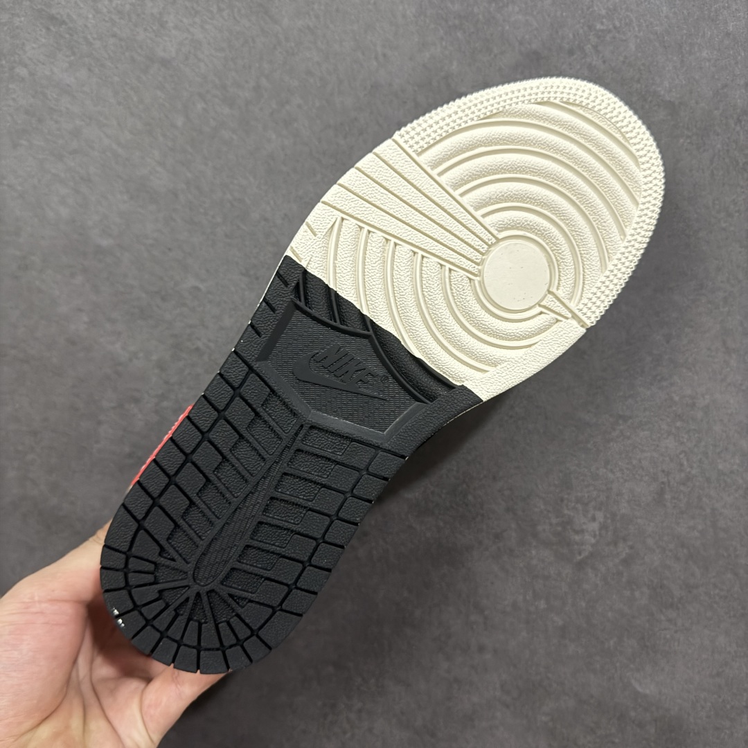 图片[9]-【定制版】Travis Scott x Fragment Design x Air Jordan 1 Low OG SP AJ1 乔1LV联名 双拼黑荔纹 低帮文化休闲板鞋 DZ5899 CX5050-Y31  #多方联名合作融合了Travis Scott 独特的音乐风格，藤原浩个性的设计风格以及Jordan品牌的经典元素 使其成为一双具有独特身份和价值的鞋子 清新而立体的外观加上联名标识更突出了其独特身份 这种配色方案显示出活力和时尚感 在视觉上引人注目 鞋身的质感和细腻的细节处理使其显得高端而格调十足 这款“倒钩”联名是设计与创意完美结合 融合多方的个性风格是一款备受瞩目的潮流鞋款  尺码：36 36.5 37.5 38 38.5 39 40 40.5 41 42 42.5 43 44 44.5 45 编码：HXSB330340-选品中心