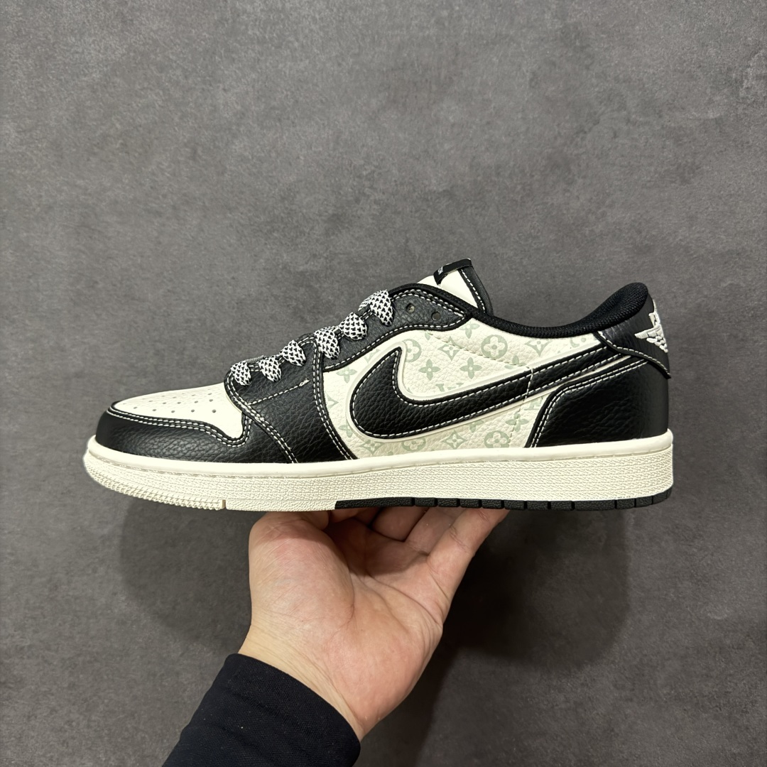 图片[2]-【定制版】Travis Scott x Fragment Design x Air Jordan 1 Low OG SP AJ1 乔1LV联名 双拼黑荔纹 低帮文化休闲板鞋 DZ5899 CX5050-Y31  #多方联名合作融合了Travis Scott 独特的音乐风格，藤原浩个性的设计风格以及Jordan品牌的经典元素 使其成为一双具有独特身份和价值的鞋子 清新而立体的外观加上联名标识更突出了其独特身份 这种配色方案显示出活力和时尚感 在视觉上引人注目 鞋身的质感和细腻的细节处理使其显得高端而格调十足 这款“倒钩”联名是设计与创意完美结合 融合多方的个性风格是一款备受瞩目的潮流鞋款  尺码：36 36.5 37.5 38 38.5 39 40 40.5 41 42 42.5 43 44 44.5 45 编码：HXSB330340-选品中心