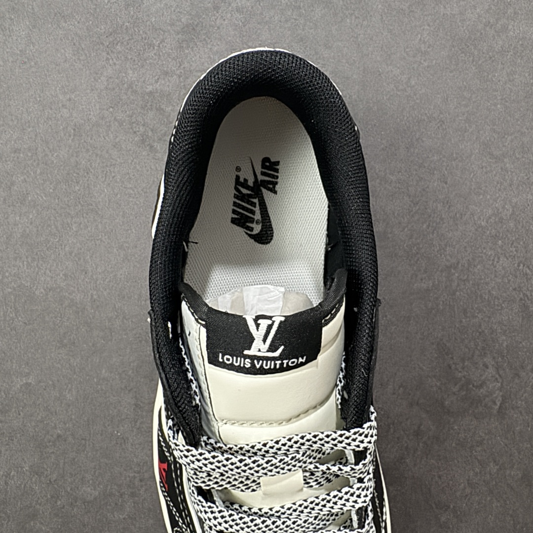 图片[7]-【定制版】Travis Scott x Fragment Design x Air Jordan 1 Low OG SP AJ1 乔1LV联名 双拼黑荔纹 低帮文化休闲板鞋 DZ5899 CX5050-Y31  #多方联名合作融合了Travis Scott 独特的音乐风格，藤原浩个性的设计风格以及Jordan品牌的经典元素 使其成为一双具有独特身份和价值的鞋子 清新而立体的外观加上联名标识更突出了其独特身份 这种配色方案显示出活力和时尚感 在视觉上引人注目 鞋身的质感和细腻的细节处理使其显得高端而格调十足 这款“倒钩”联名是设计与创意完美结合 融合多方的个性风格是一款备受瞩目的潮流鞋款  尺码：36 36.5 37.5 38 38.5 39 40 40.5 41 42 42.5 43 44 44.5 45 编码：HXSB330340-选品中心