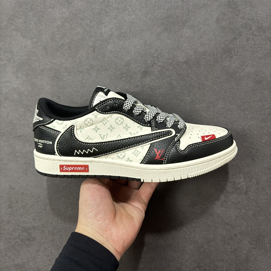 【定制版】Travis Scott x Fragment Design x Air Jordan 1 Low OG SP AJ1 乔1LV联名 双拼黑荔纹 低帮文化休闲板鞋 DZ5899 CX5050-Y31  #多方联名合作融合了Travis Scott 独特的音乐风格，藤原浩个性的设计风格以及Jordan品牌的经典元素 使其成为一双具有独特身份和价值的鞋子 清新而立体的外观加上联名标识更突出了其独特身份 这种配色方案显示出活力和时尚感 在视觉上引人注目 鞋身的质感和细腻的细节处理使其显得高端而格调十足 这款“倒钩”联名是设计与创意完美结合 融合多方的个性风格是一款备受瞩目的潮流鞋款  尺码：36 36.5 37.5 38 38.5 39 40 40.5 41 42 42.5 43 44 44.5 45 编码：HXSB330340-选品中心