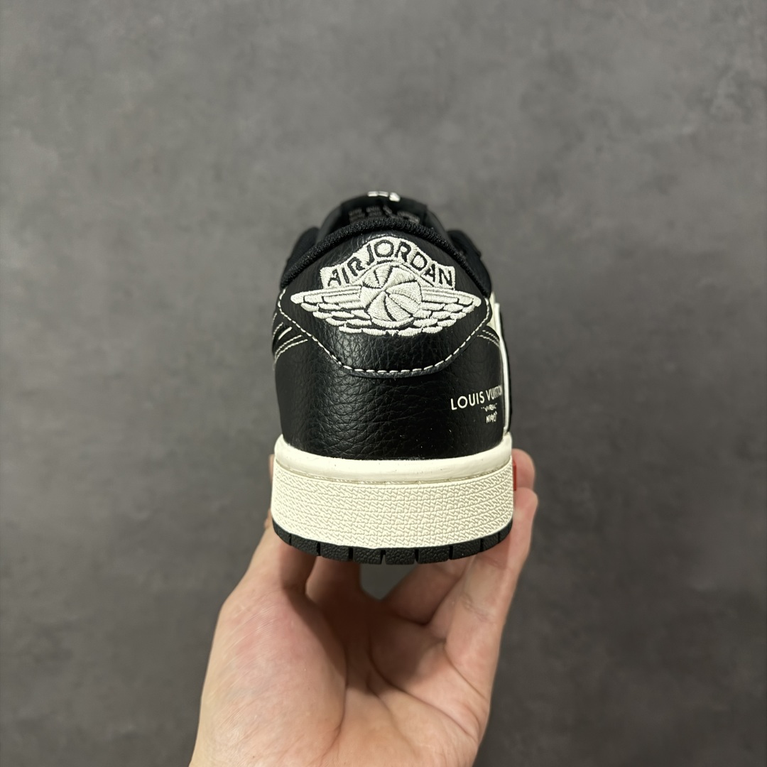图片[4]-【定制版】Travis Scott x Fragment Design x Air Jordan 1 Low OG SP AJ1 乔1LV联名 双拼黑荔纹 低帮文化休闲板鞋 DZ5899 CX5050-Y31  #多方联名合作融合了Travis Scott 独特的音乐风格，藤原浩个性的设计风格以及Jordan品牌的经典元素 使其成为一双具有独特身份和价值的鞋子 清新而立体的外观加上联名标识更突出了其独特身份 这种配色方案显示出活力和时尚感 在视觉上引人注目 鞋身的质感和细腻的细节处理使其显得高端而格调十足 这款“倒钩”联名是设计与创意完美结合 融合多方的个性风格是一款备受瞩目的潮流鞋款  尺码：36 36.5 37.5 38 38.5 39 40 40.5 41 42 42.5 43 44 44.5 45 编码：HXSB330340-选品中心