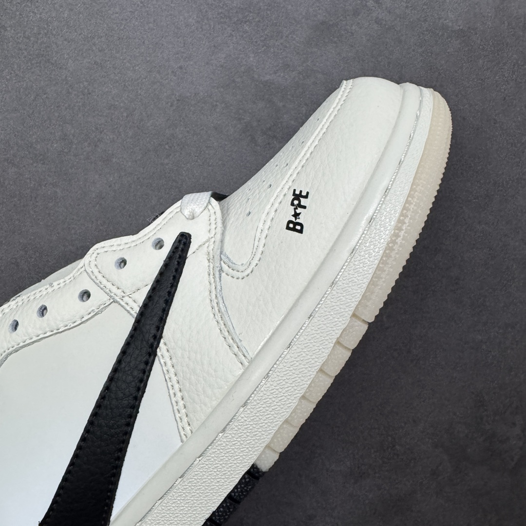 图片[5]-【定制版】Travis Scott x Fragment Design x Jordan Air Jordan 1 Low OG SP Bape联名——“白灰” 多方联名合作融合了Travis Scott 独特的音乐风格，藤原浩个性的设计风格以及Jordan品牌的经典元素 使其成为一双具有独特身份和价值的鞋子 清新而立体的外观加上联名标识更突出了其独特身份 这种配色方案显示出活力和时尚感 在视觉上引人注目 鞋身的质感和细腻的细节处理使其显得高端而格调十足 这款“倒钩”联名是设计与创意完美结合 融合多方的个性风格是一款备受瞩目的潮流鞋款 低帮休闲板鞋 定制鞋盒 大厂纯原品质出货 超高清洁度 皮料切割干净无任何毛边 细节完美 货号：DM7866-105 尺码： 36 36.5 37.5 38 38.5 39 40 40.5 41 42 42.5 43 44 44.5 45-选品中心