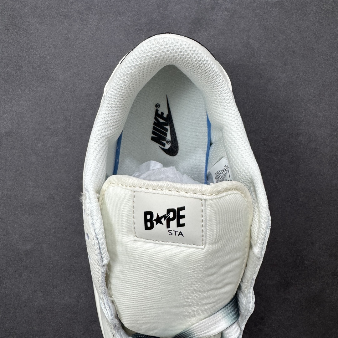 图片[7]-【定制版】Travis Scott x Fragment Design x Jordan Air Jordan 1 Low OG SP Bape联名——“白灰” 多方联名合作融合了Travis Scott 独特的音乐风格，藤原浩个性的设计风格以及Jordan品牌的经典元素 使其成为一双具有独特身份和价值的鞋子 清新而立体的外观加上联名标识更突出了其独特身份 这种配色方案显示出活力和时尚感 在视觉上引人注目 鞋身的质感和细腻的细节处理使其显得高端而格调十足 这款“倒钩”联名是设计与创意完美结合 融合多方的个性风格是一款备受瞩目的潮流鞋款 低帮休闲板鞋 定制鞋盒 大厂纯原品质出货 超高清洁度 皮料切割干净无任何毛边 细节完美 货号：DM7866-105 尺码： 36 36.5 37.5 38 38.5 39 40 40.5 41 42 42.5 43 44 44.5 45-选品中心