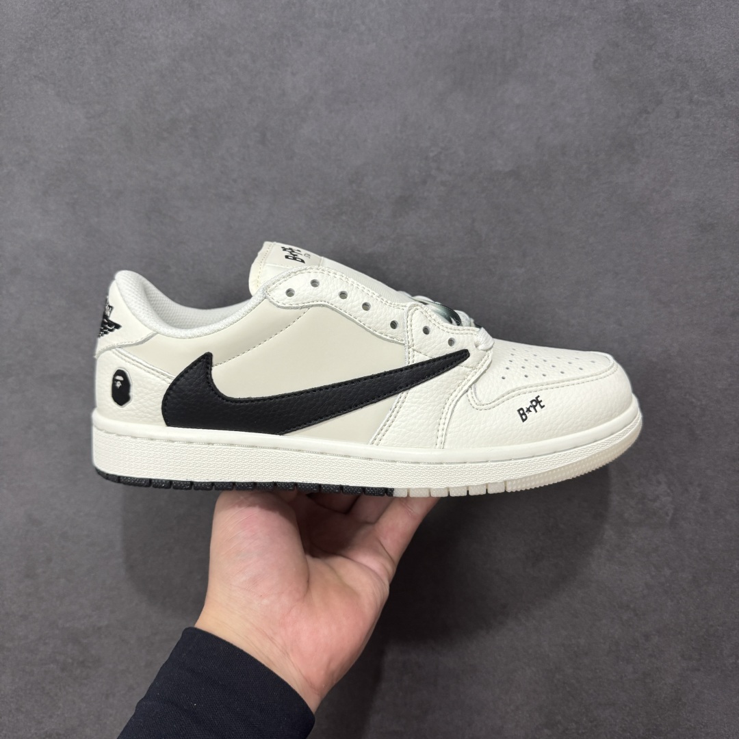【定制版】Travis Scott x Fragment Design x Jordan Air Jordan 1 Low OG SP Bape联名——“白灰” 多方联名合作融合了Travis Scott 独特的音乐风格，藤原浩个性的设计风格以及Jordan品牌的经典元素 使其成为一双具有独特身份和价值的鞋子 清新而立体的外观加上联名标识更突出了其独特身份 这种配色方案显示出活力和时尚感 在视觉上引人注目 鞋身的质感和细腻的细节处理使其显得高端而格调十足 这款“倒钩”联名是设计与创意完美结合 融合多方的个性风格是一款备受瞩目的潮流鞋款 低帮休闲板鞋 定制鞋盒 大厂纯原品质出货 超高清洁度 皮料切割干净无任何毛边 细节完美 货号：DM7866-105 尺码： 36 36.5 37.5 38 38.5 39 40 40.5 41 42 42.5 43 44 44.5 45-选品中心