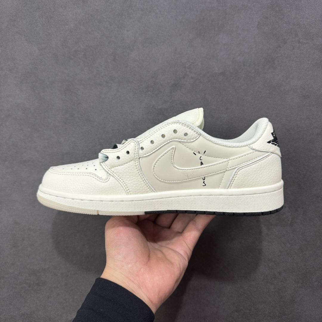 图片[2]-【定制版】Travis Scott x Fragment Design x Jordan Air Jordan 1 Low OG SP Bape联名——“白灰” 多方联名合作融合了Travis Scott 独特的音乐风格，藤原浩个性的设计风格以及Jordan品牌的经典元素 使其成为一双具有独特身份和价值的鞋子 清新而立体的外观加上联名标识更突出了其独特身份 这种配色方案显示出活力和时尚感 在视觉上引人注目 鞋身的质感和细腻的细节处理使其显得高端而格调十足 这款“倒钩”联名是设计与创意完美结合 融合多方的个性风格是一款备受瞩目的潮流鞋款 低帮休闲板鞋 定制鞋盒 大厂纯原品质出货 超高清洁度 皮料切割干净无任何毛边 细节完美 货号：DM7866-105 尺码： 36 36.5 37.5 38 38.5 39 40 40.5 41 42 42.5 43 44 44.5 45-选品中心