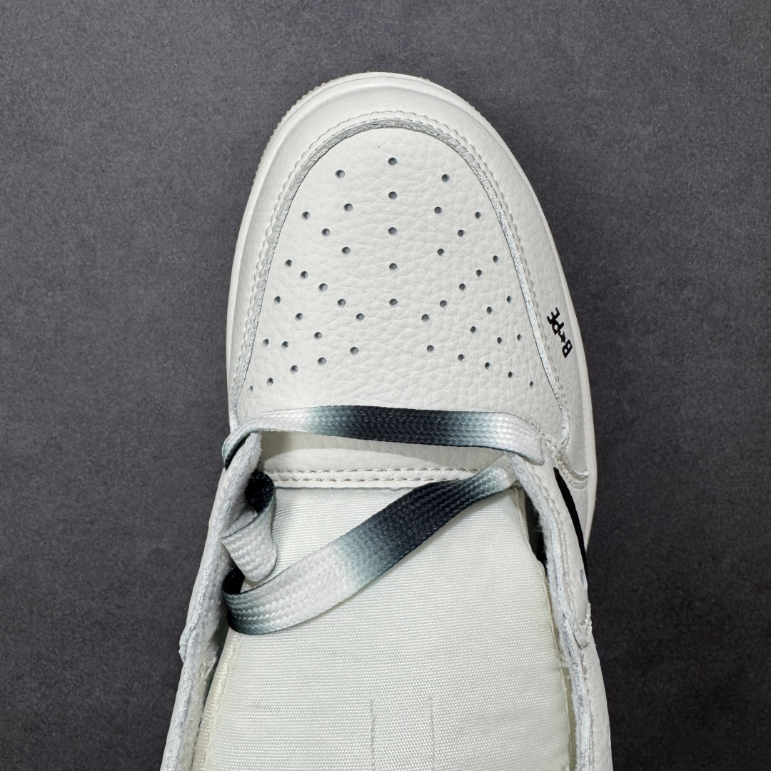 图片[8]-【定制版】Travis Scott x Fragment Design x Jordan Air Jordan 1 Low OG SP Bape联名——“白灰” 多方联名合作融合了Travis Scott 独特的音乐风格，藤原浩个性的设计风格以及Jordan品牌的经典元素 使其成为一双具有独特身份和价值的鞋子 清新而立体的外观加上联名标识更突出了其独特身份 这种配色方案显示出活力和时尚感 在视觉上引人注目 鞋身的质感和细腻的细节处理使其显得高端而格调十足 这款“倒钩”联名是设计与创意完美结合 融合多方的个性风格是一款备受瞩目的潮流鞋款 低帮休闲板鞋 定制鞋盒 大厂纯原品质出货 超高清洁度 皮料切割干净无任何毛边 细节完美 货号：DM7866-105 尺码： 36 36.5 37.5 38 38.5 39 40 40.5 41 42 42.5 43 44 44.5 45-选品中心