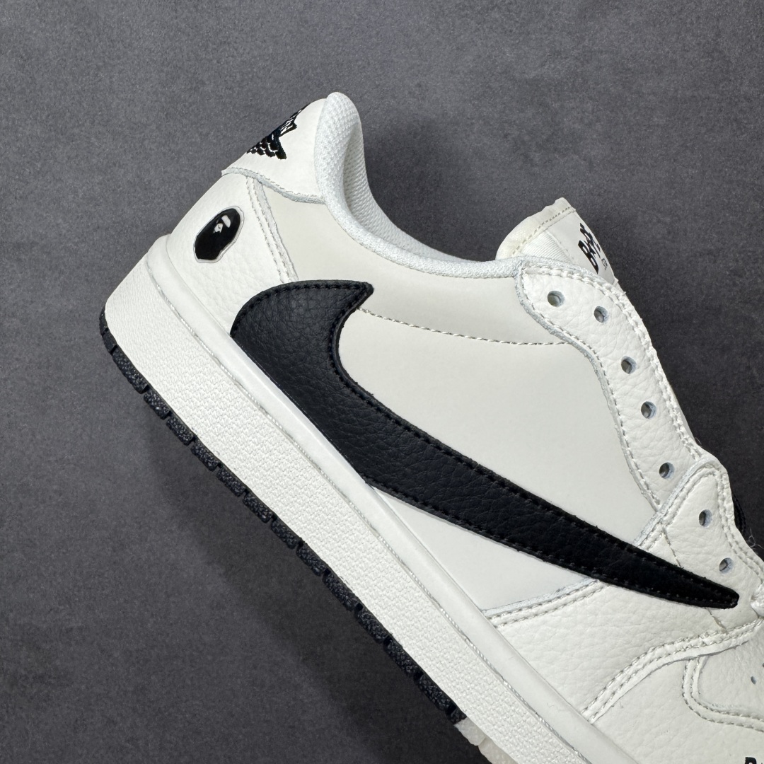 图片[6]-【定制版】Travis Scott x Fragment Design x Jordan Air Jordan 1 Low OG SP Bape联名——“白灰” 多方联名合作融合了Travis Scott 独特的音乐风格，藤原浩个性的设计风格以及Jordan品牌的经典元素 使其成为一双具有独特身份和价值的鞋子 清新而立体的外观加上联名标识更突出了其独特身份 这种配色方案显示出活力和时尚感 在视觉上引人注目 鞋身的质感和细腻的细节处理使其显得高端而格调十足 这款“倒钩”联名是设计与创意完美结合 融合多方的个性风格是一款备受瞩目的潮流鞋款 低帮休闲板鞋 定制鞋盒 大厂纯原品质出货 超高清洁度 皮料切割干净无任何毛边 细节完美 货号：DM7866-105 尺码： 36 36.5 37.5 38 38.5 39 40 40.5 41 42 42.5 43 44 44.5 45-选品中心