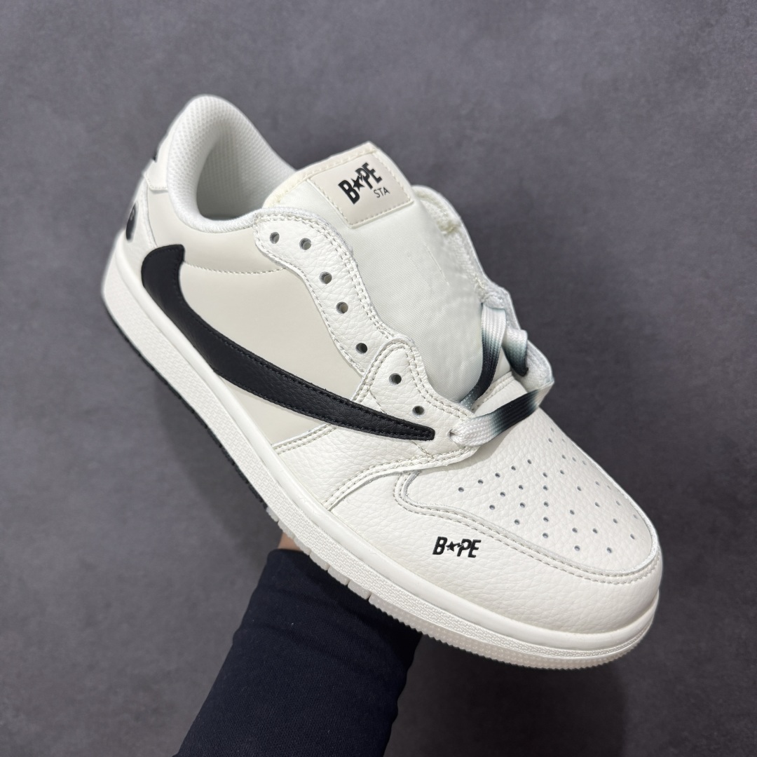 图片[3]-【定制版】Travis Scott x Fragment Design x Jordan Air Jordan 1 Low OG SP Bape联名——“白灰” 多方联名合作融合了Travis Scott 独特的音乐风格，藤原浩个性的设计风格以及Jordan品牌的经典元素 使其成为一双具有独特身份和价值的鞋子 清新而立体的外观加上联名标识更突出了其独特身份 这种配色方案显示出活力和时尚感 在视觉上引人注目 鞋身的质感和细腻的细节处理使其显得高端而格调十足 这款“倒钩”联名是设计与创意完美结合 融合多方的个性风格是一款备受瞩目的潮流鞋款 低帮休闲板鞋 定制鞋盒 大厂纯原品质出货 超高清洁度 皮料切割干净无任何毛边 细节完美 货号：DM7866-105 尺码： 36 36.5 37.5 38 38.5 39 40 40.5 41 42 42.5 43 44 44.5 45-选品中心