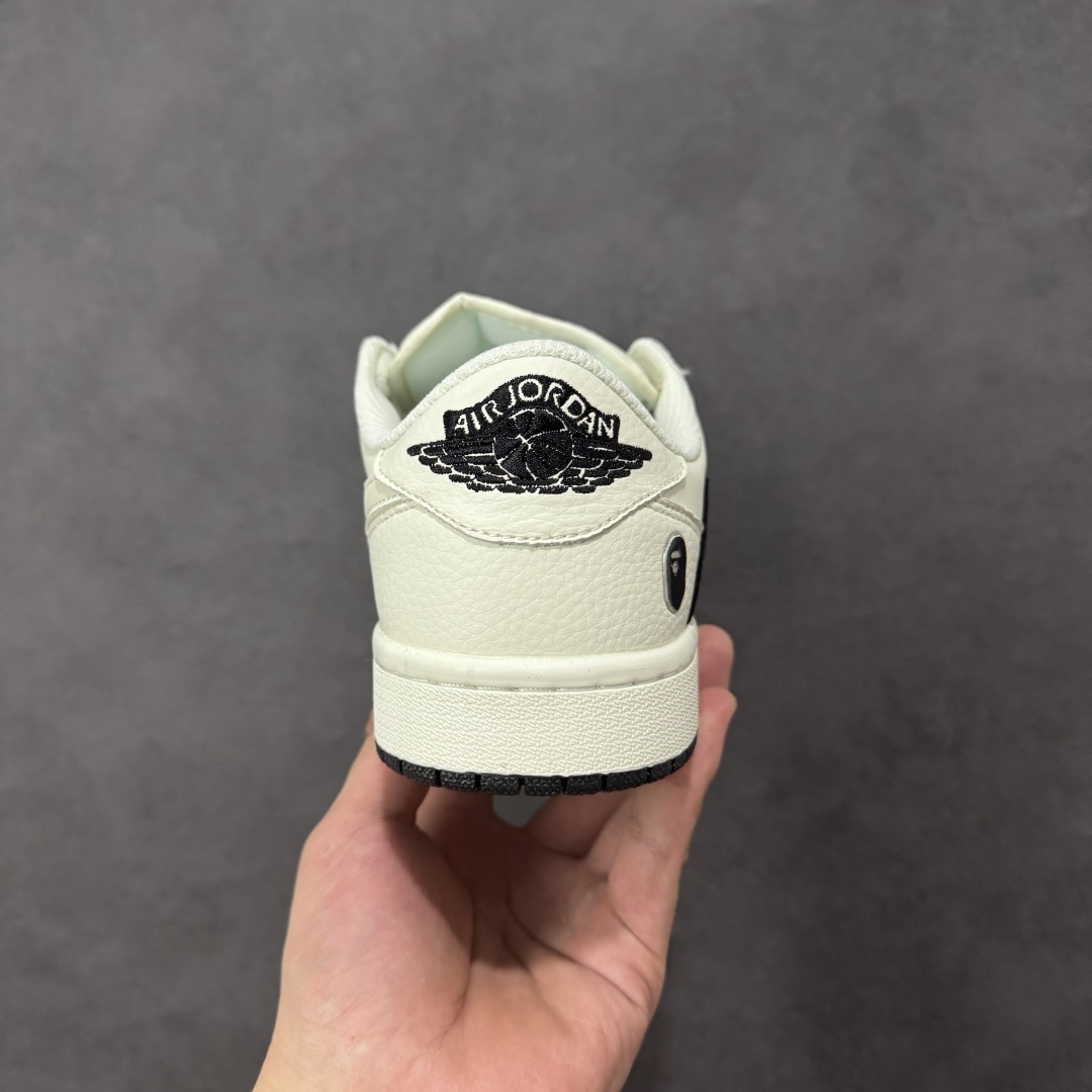 图片[4]-【定制版】Travis Scott x Fragment Design x Jordan Air Jordan 1 Low OG SP Bape联名——“白灰” 多方联名合作融合了Travis Scott 独特的音乐风格，藤原浩个性的设计风格以及Jordan品牌的经典元素 使其成为一双具有独特身份和价值的鞋子 清新而立体的外观加上联名标识更突出了其独特身份 这种配色方案显示出活力和时尚感 在视觉上引人注目 鞋身的质感和细腻的细节处理使其显得高端而格调十足 这款“倒钩”联名是设计与创意完美结合 融合多方的个性风格是一款备受瞩目的潮流鞋款 低帮休闲板鞋 定制鞋盒 大厂纯原品质出货 超高清洁度 皮料切割干净无任何毛边 细节完美 货号：DM7866-105 尺码： 36 36.5 37.5 38 38.5 39 40 40.5 41 42 42.5 43 44 44.5 45-选品中心