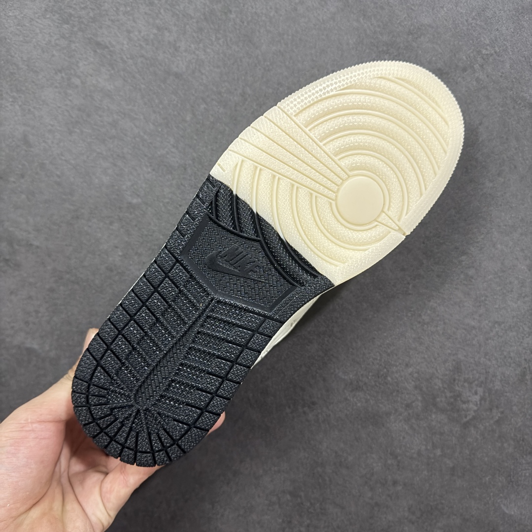 图片[9]-【定制版】Travis Scott x Fragment Design x Jordan Air Jordan 1 Low OG SP Bape联名——“白灰” 多方联名合作融合了Travis Scott 独特的音乐风格，藤原浩个性的设计风格以及Jordan品牌的经典元素 使其成为一双具有独特身份和价值的鞋子 清新而立体的外观加上联名标识更突出了其独特身份 这种配色方案显示出活力和时尚感 在视觉上引人注目 鞋身的质感和细腻的细节处理使其显得高端而格调十足 这款“倒钩”联名是设计与创意完美结合 融合多方的个性风格是一款备受瞩目的潮流鞋款 低帮休闲板鞋 定制鞋盒 大厂纯原品质出货 超高清洁度 皮料切割干净无任何毛边 细节完美 货号：DM7866-105 尺码： 36 36.5 37.5 38 38.5 39 40 40.5 41 42 42.5 43 44 44.5 45-选品中心