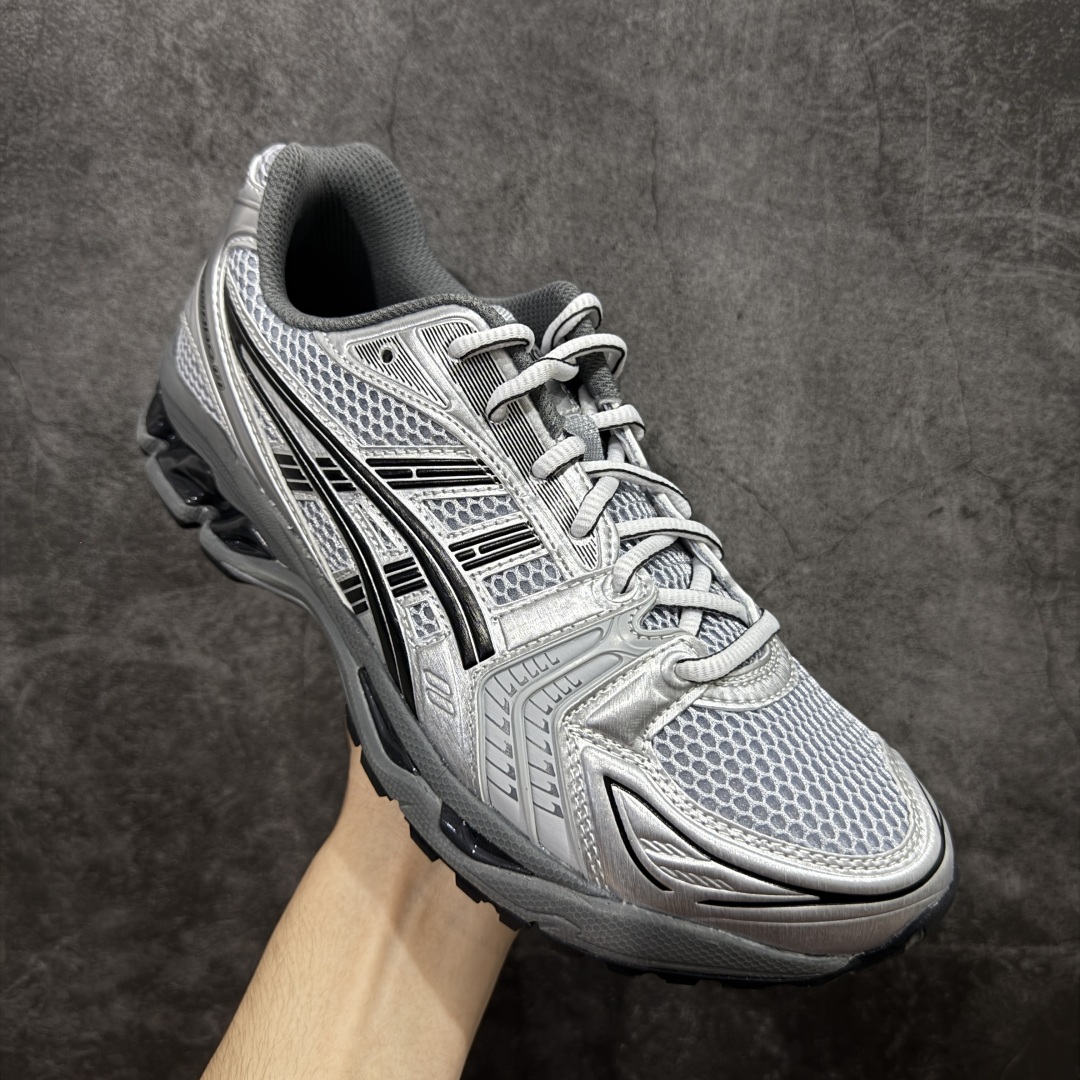 图片[3]-【总裁版】 ASICS GEL-KAYANO 14 亚瑟士系列轻量缓震休闲运动跑步鞋 市场天花板品质 鞋型细节秒杀市场流通版本 知名大厂出品 原版开发 细节完美把控 独家私模五层组合大底 原厂定制缓震硅胶加持 原盒原配 官方四联吊牌 一比一同步原鞋工艺和用料 后跟一样采用了GEL缓震胶 整体系列设计非常的科技感！ 锻炼跑步的同时让你一样时尚百搭！ 设计师 Hidenori Yamashita 以「Flash」一词为灵感，创造出未来感金属色鞋面，改造升级内在性能，由内而外全面革新，为 GEL-KAYANO 家族传承及经典跑鞋文化的延续，创下里程碑式作品。ASICS GEL – KAYANO 14 跑鞋重新诠释了复古的跑步形状，并以其 2000 年代后期的美学理念重新铺装，银色与蓝色的鞋面极为高档.网面铺陈与鞋面、鞋头多处细节位增添了透气性。ASICS GEL – KAYANO 14的鞋后跟部中底上以及多密度耐磨鞋底增加了 GEL 缓震胶，提供高抗冲击性、缓冲性、可保护脚部免受地面冲击的影响，穿着舒适性十足「入手同款」 尺码：36 37 37.5 38 39 39.5 40.5 41.5 42 42.5 43.5 44 45 46-选品中心
