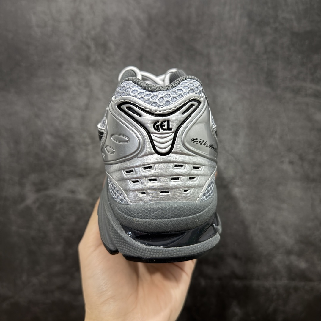 图片[4]-【总裁版】 ASICS GEL-KAYANO 14 亚瑟士系列轻量缓震休闲运动跑步鞋 市场天花板品质 鞋型细节秒杀市场流通版本 知名大厂出品 原版开发 细节完美把控 独家私模五层组合大底 原厂定制缓震硅胶加持 原盒原配 官方四联吊牌 一比一同步原鞋工艺和用料 后跟一样采用了GEL缓震胶 整体系列设计非常的科技感！ 锻炼跑步的同时让你一样时尚百搭！ 设计师 Hidenori Yamashita 以「Flash」一词为灵感，创造出未来感金属色鞋面，改造升级内在性能，由内而外全面革新，为 GEL-KAYANO 家族传承及经典跑鞋文化的延续，创下里程碑式作品。ASICS GEL – KAYANO 14 跑鞋重新诠释了复古的跑步形状，并以其 2000 年代后期的美学理念重新铺装，银色与蓝色的鞋面极为高档.网面铺陈与鞋面、鞋头多处细节位增添了透气性。ASICS GEL – KAYANO 14的鞋后跟部中底上以及多密度耐磨鞋底增加了 GEL 缓震胶，提供高抗冲击性、缓冲性、可保护脚部免受地面冲击的影响，穿着舒适性十足「入手同款」 尺码：36 37 37.5 38 39 39.5 40.5 41.5 42 42.5 43.5 44 45 46-选品中心