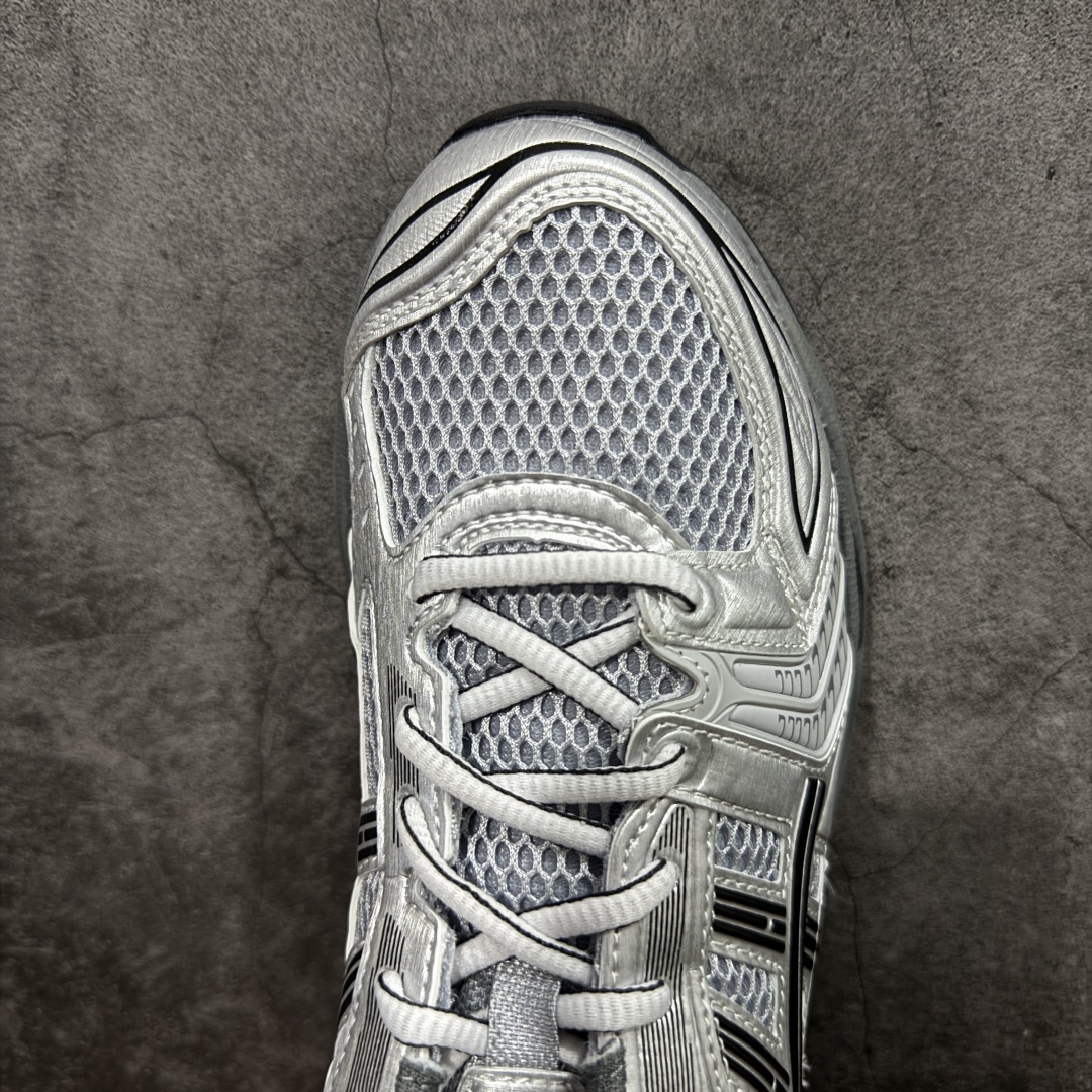 图片[5]-【总裁版】 ASICS GEL-KAYANO 14 亚瑟士系列轻量缓震休闲运动跑步鞋 市场天花板品质 鞋型细节秒杀市场流通版本 知名大厂出品 原版开发 细节完美把控 独家私模五层组合大底 原厂定制缓震硅胶加持 原盒原配 官方四联吊牌 一比一同步原鞋工艺和用料 后跟一样采用了GEL缓震胶 整体系列设计非常的科技感！ 锻炼跑步的同时让你一样时尚百搭！ 设计师 Hidenori Yamashita 以「Flash」一词为灵感，创造出未来感金属色鞋面，改造升级内在性能，由内而外全面革新，为 GEL-KAYANO 家族传承及经典跑鞋文化的延续，创下里程碑式作品。ASICS GEL – KAYANO 14 跑鞋重新诠释了复古的跑步形状，并以其 2000 年代后期的美学理念重新铺装，银色与蓝色的鞋面极为高档.网面铺陈与鞋面、鞋头多处细节位增添了透气性。ASICS GEL – KAYANO 14的鞋后跟部中底上以及多密度耐磨鞋底增加了 GEL 缓震胶，提供高抗冲击性、缓冲性、可保护脚部免受地面冲击的影响，穿着舒适性十足「入手同款」 尺码：36 37 37.5 38 39 39.5 40.5 41.5 42 42.5 43.5 44 45 46-选品中心