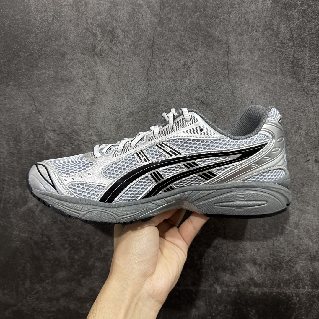 图片[2]-【总裁版】 ASICS GEL-KAYANO 14 亚瑟士系列轻量缓震休闲运动跑步鞋 市场天花板品质 鞋型细节秒杀市场流通版本 知名大厂出品 原版开发 细节完美把控 独家私模五层组合大底 原厂定制缓震硅胶加持 原盒原配 官方四联吊牌 一比一同步原鞋工艺和用料 后跟一样采用了GEL缓震胶 整体系列设计非常的科技感！ 锻炼跑步的同时让你一样时尚百搭！ 设计师 Hidenori Yamashita 以「Flash」一词为灵感，创造出未来感金属色鞋面，改造升级内在性能，由内而外全面革新，为 GEL-KAYANO 家族传承及经典跑鞋文化的延续，创下里程碑式作品。ASICS GEL – KAYANO 14 跑鞋重新诠释了复古的跑步形状，并以其 2000 年代后期的美学理念重新铺装，银色与蓝色的鞋面极为高档.网面铺陈与鞋面、鞋头多处细节位增添了透气性。ASICS GEL – KAYANO 14的鞋后跟部中底上以及多密度耐磨鞋底增加了 GEL 缓震胶，提供高抗冲击性、缓冲性、可保护脚部免受地面冲击的影响，穿着舒适性十足「入手同款」 尺码：36 37 37.5 38 39 39.5 40.5 41.5 42 42.5 43.5 44 45 46-选品中心